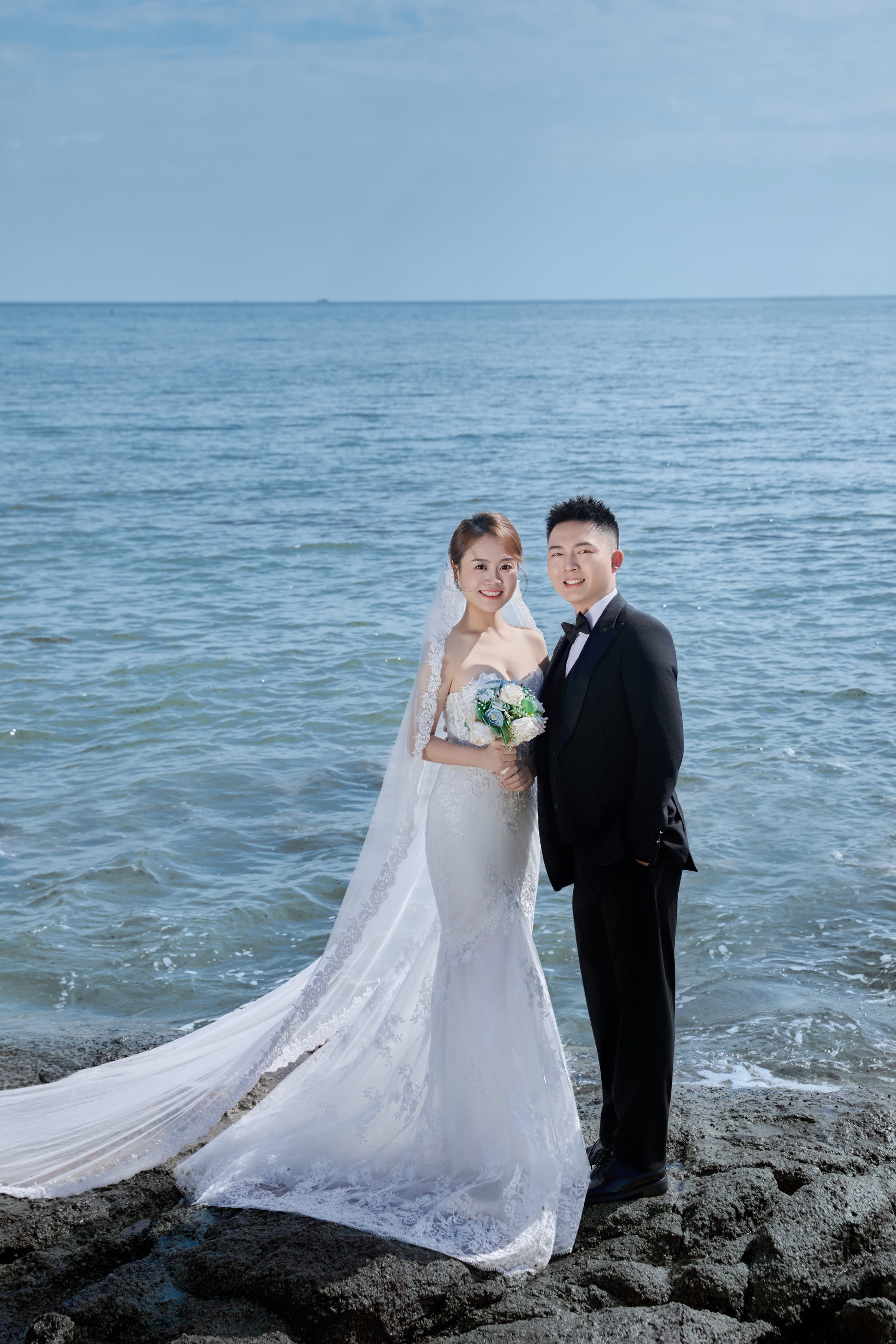 白沙滩海景礁石沙滩婚纱照