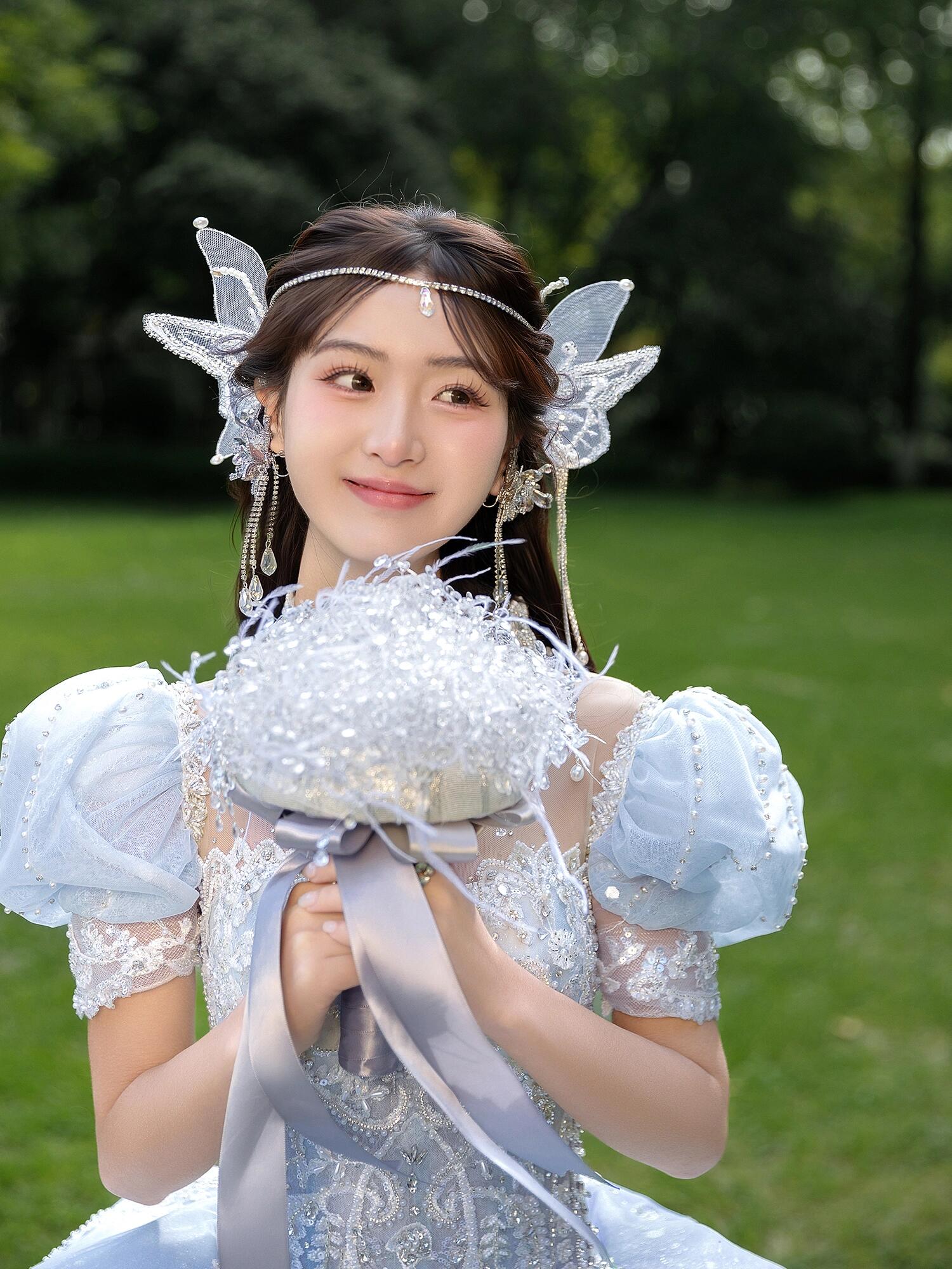 公主精灵森系草坪婚纱照
