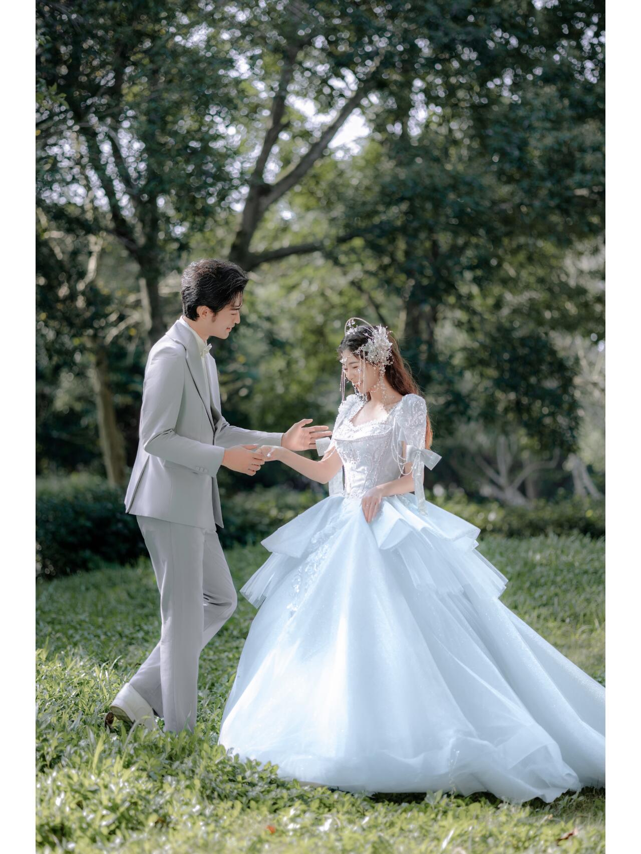 公主精灵森系草坪婚纱照