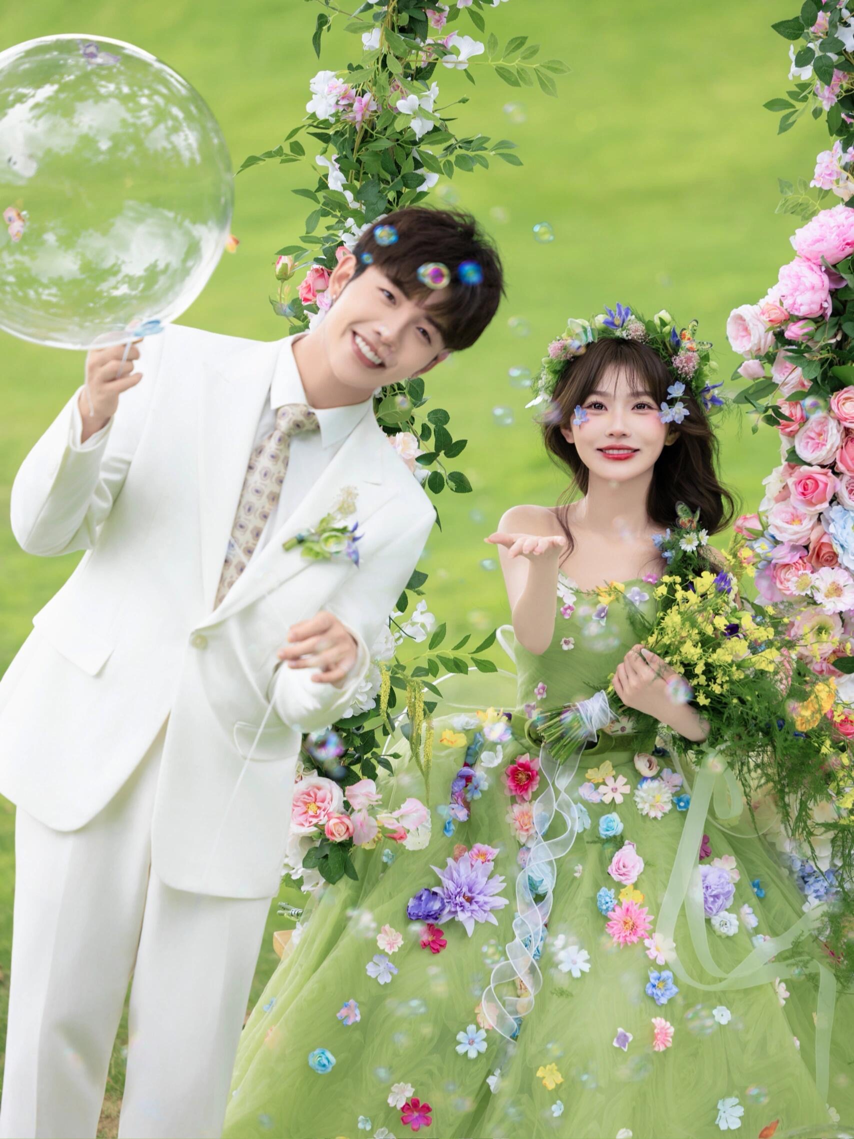绿色婚纱森系草坪婚纱摄影
