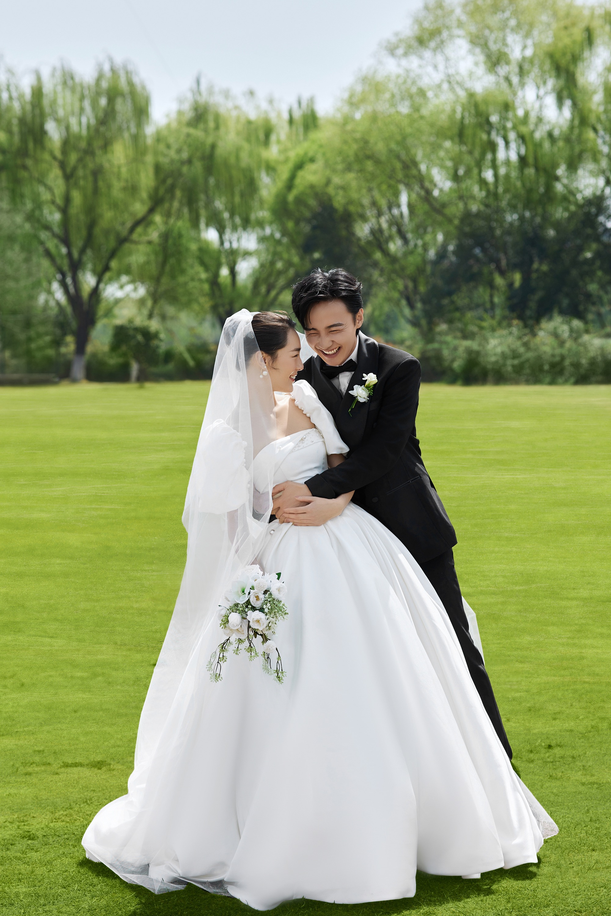 白纱森系草坪婚纱照