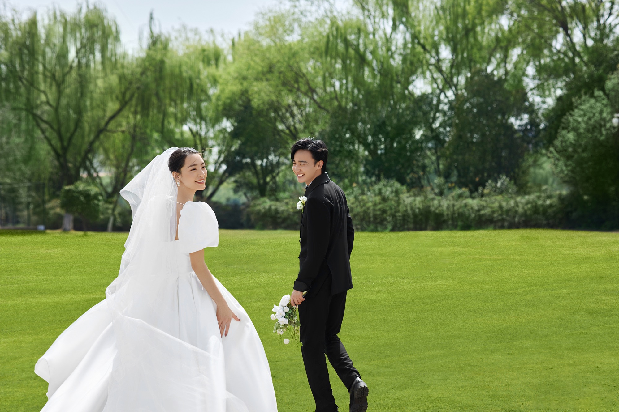 白纱森系草坪婚纱照
