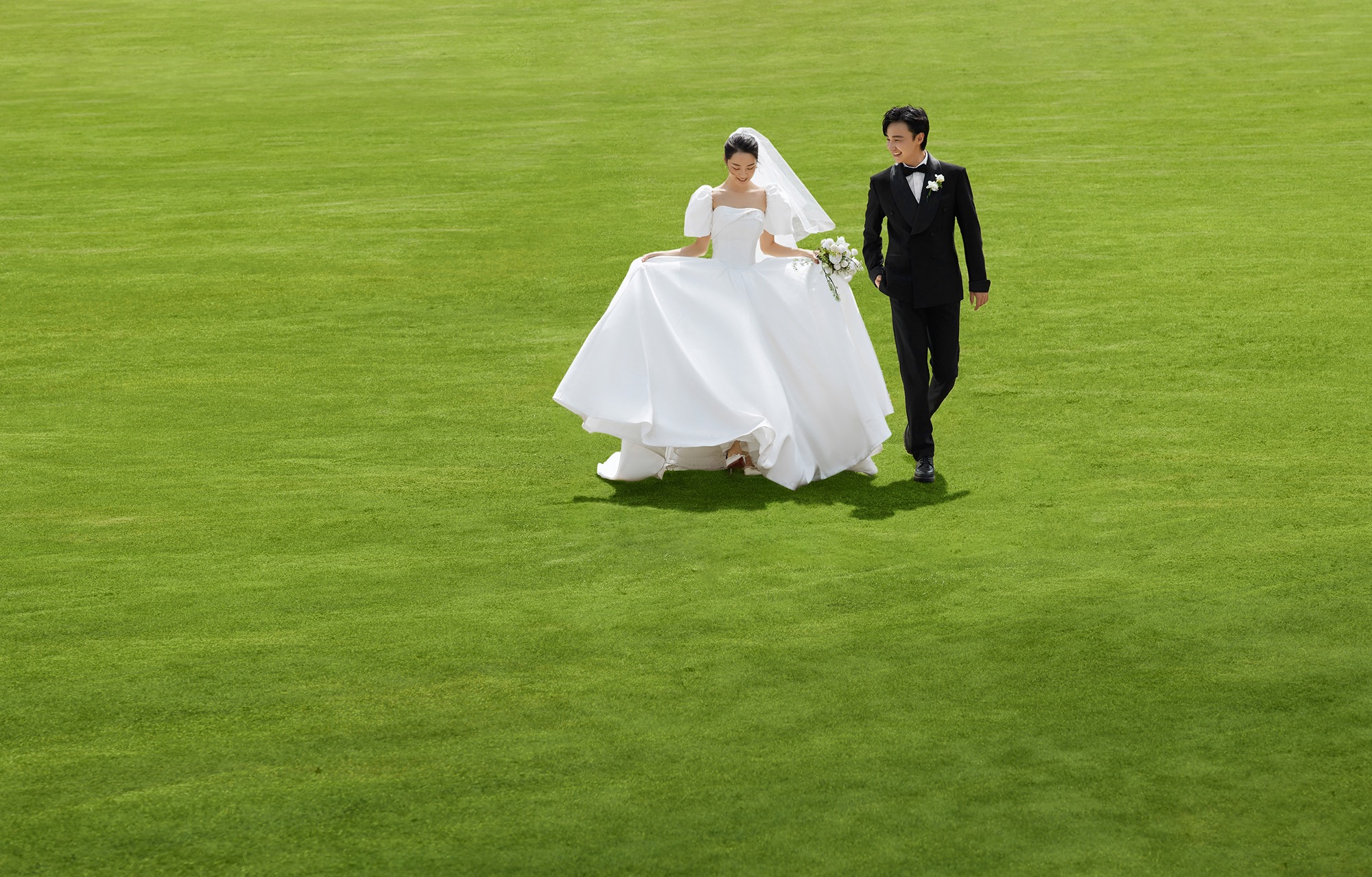 白纱森系草坪婚纱照