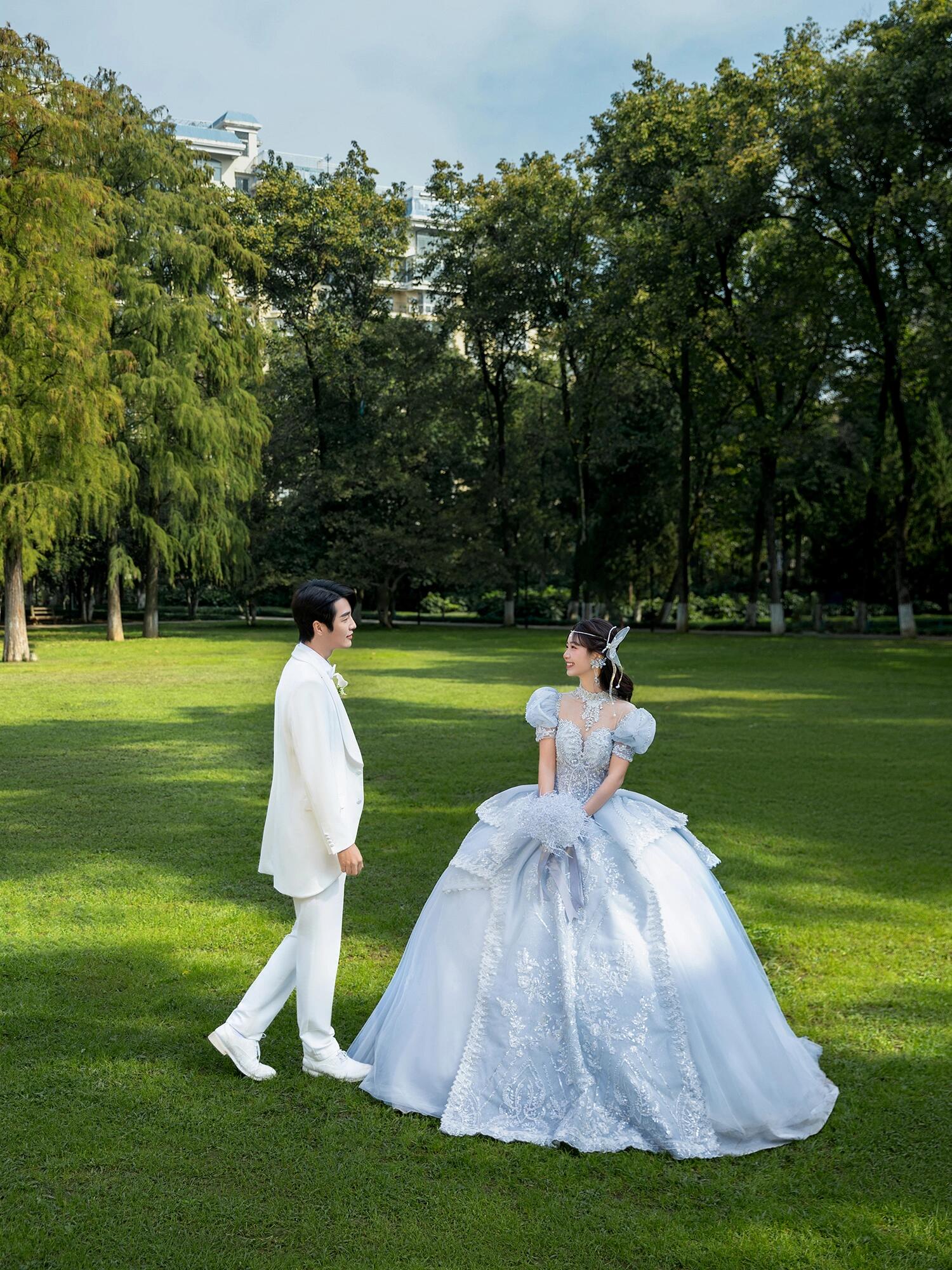 公主精灵森系草坪婚纱照