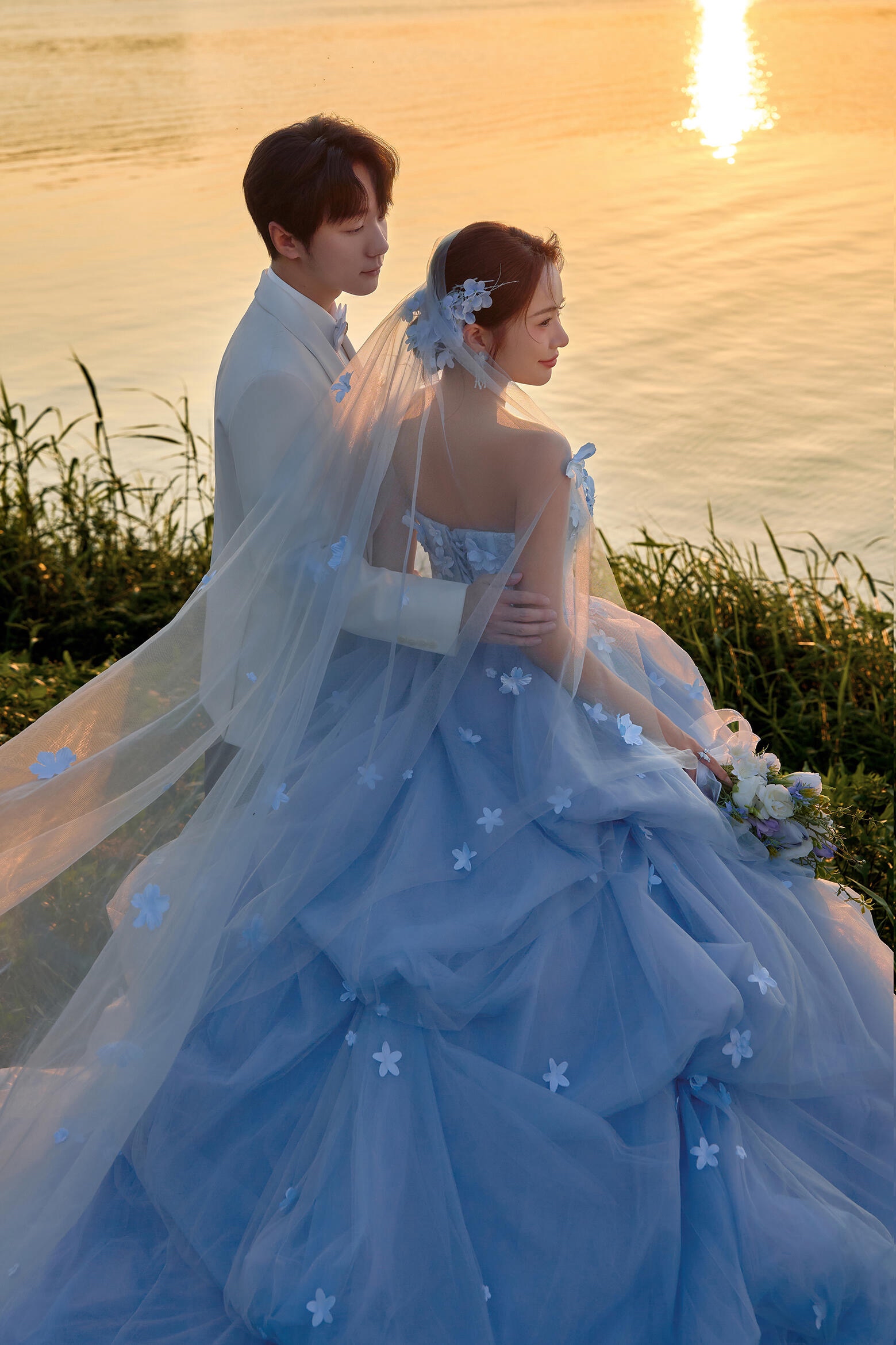 蓝色婚纱夕阳森系草坪婚纱照