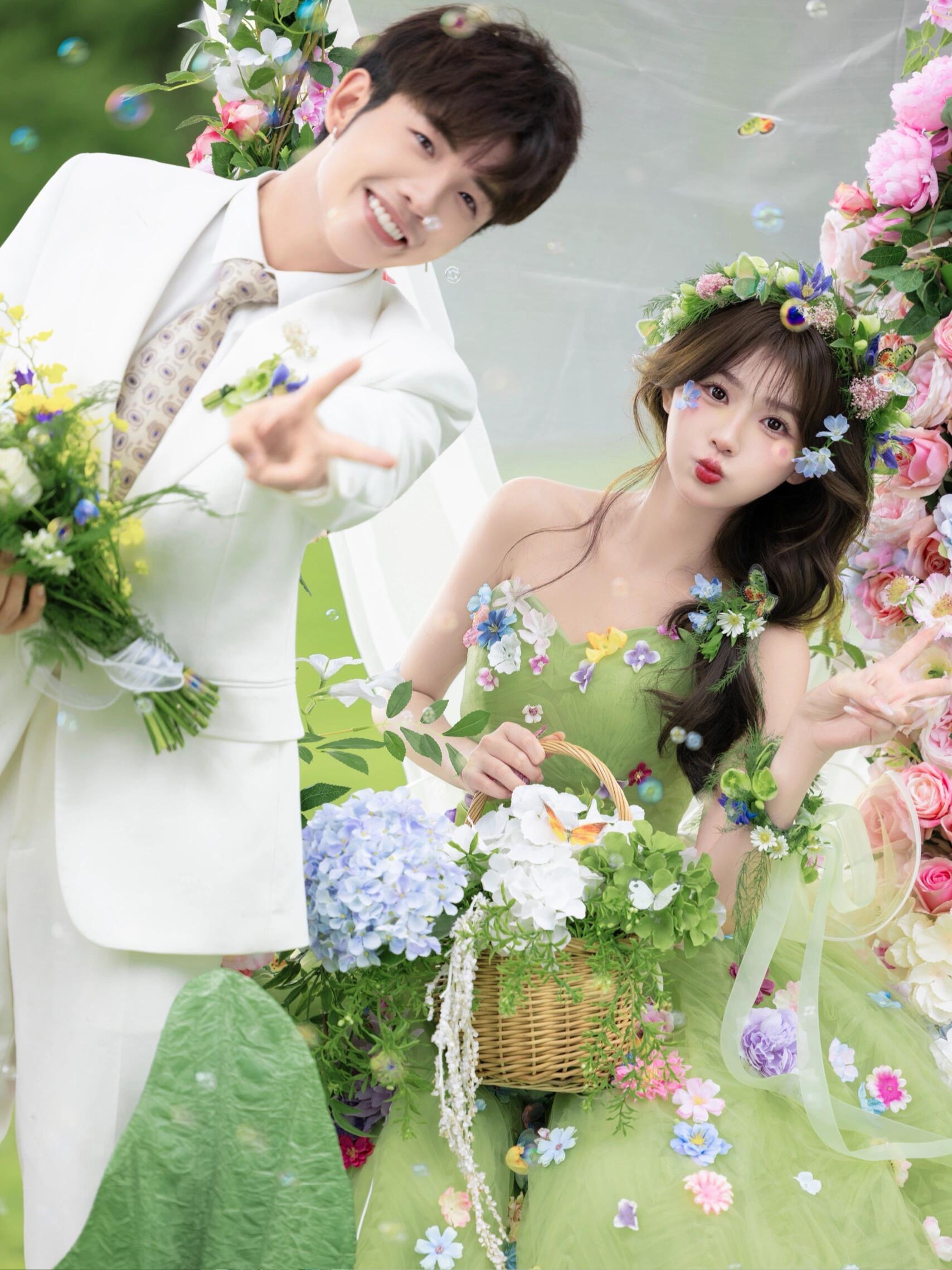 绿色婚纱森系草坪婚纱摄影