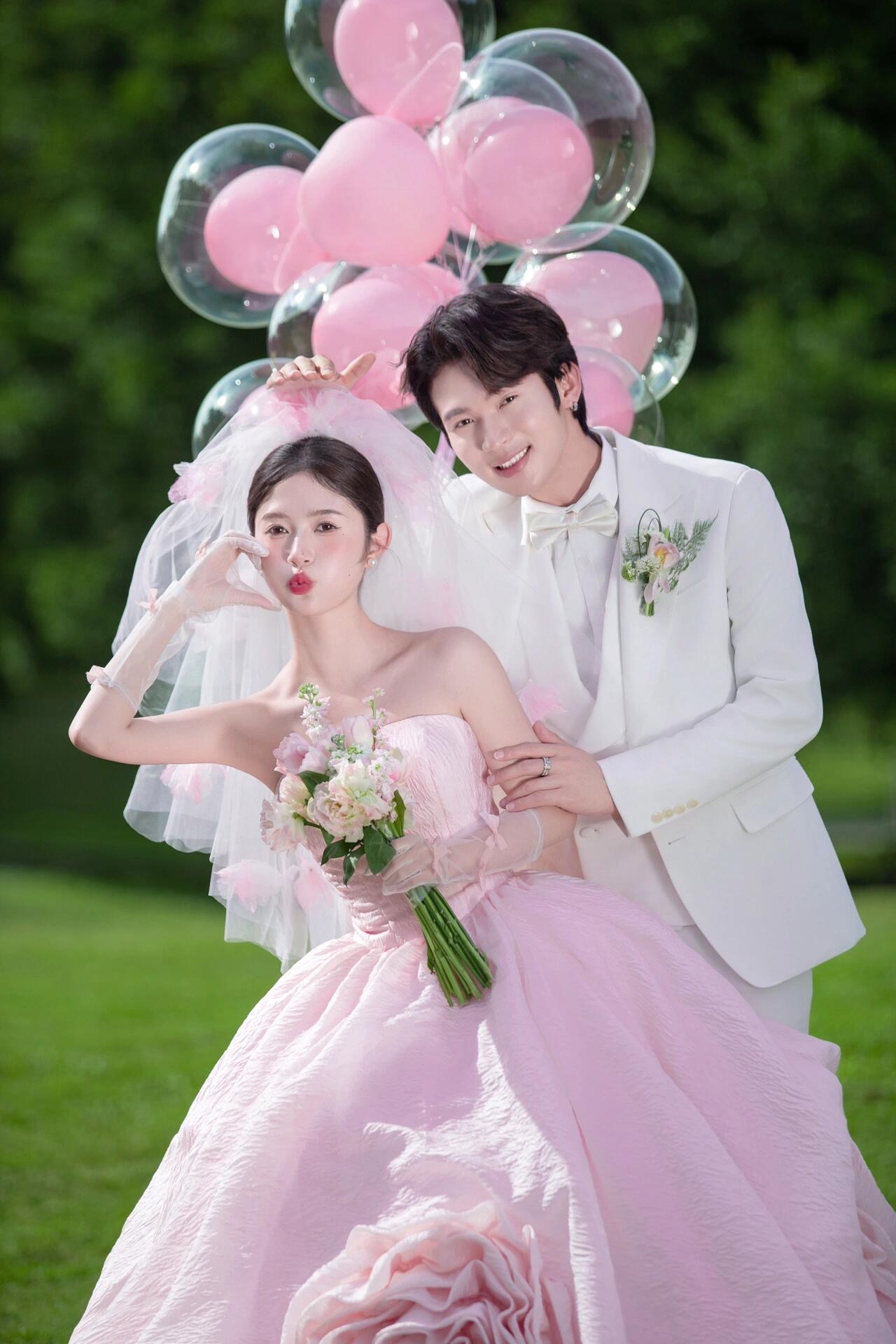 粉色礼服森系草坪婚纱照