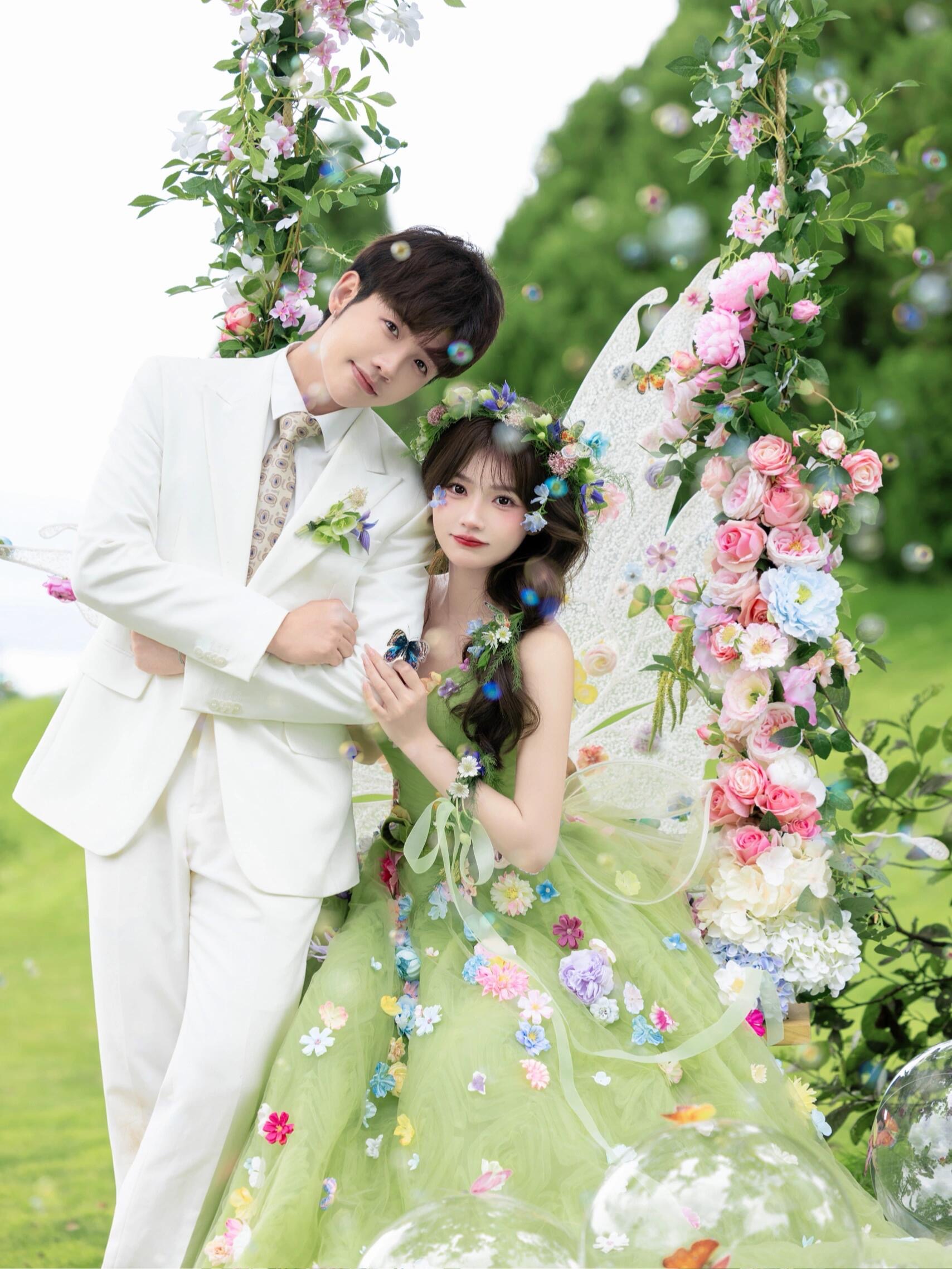 绿色婚纱森系草坪婚纱摄影