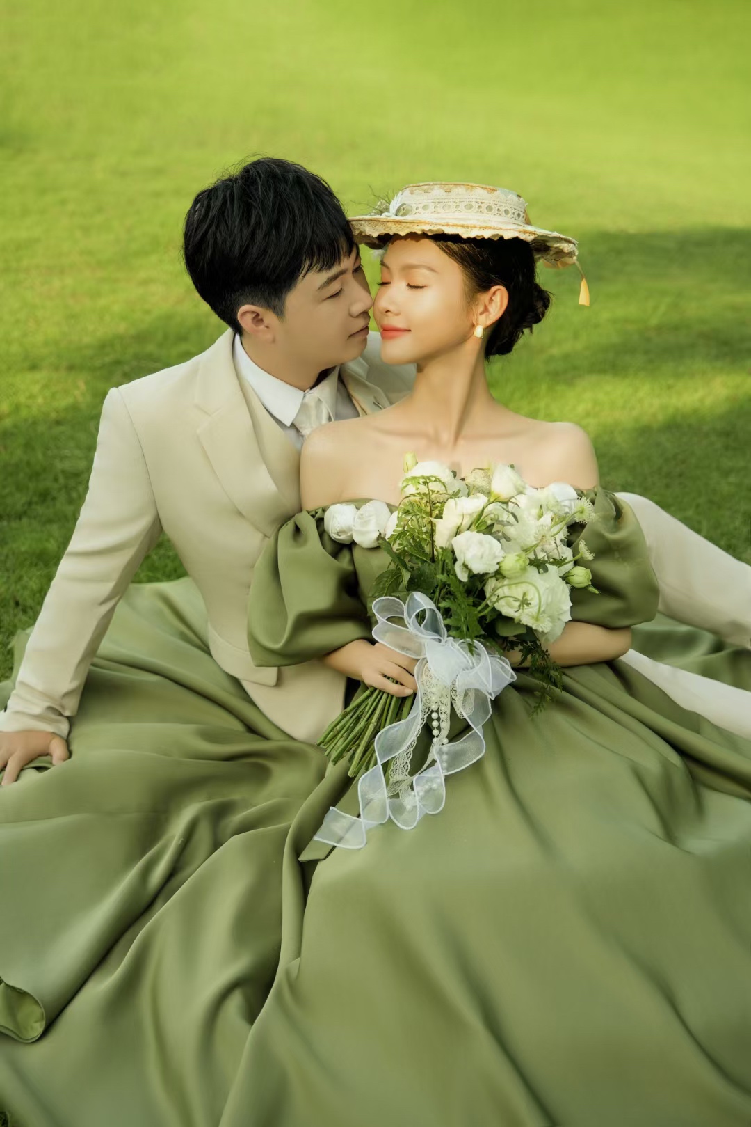 法式油画复古森系草坪婚纱照
