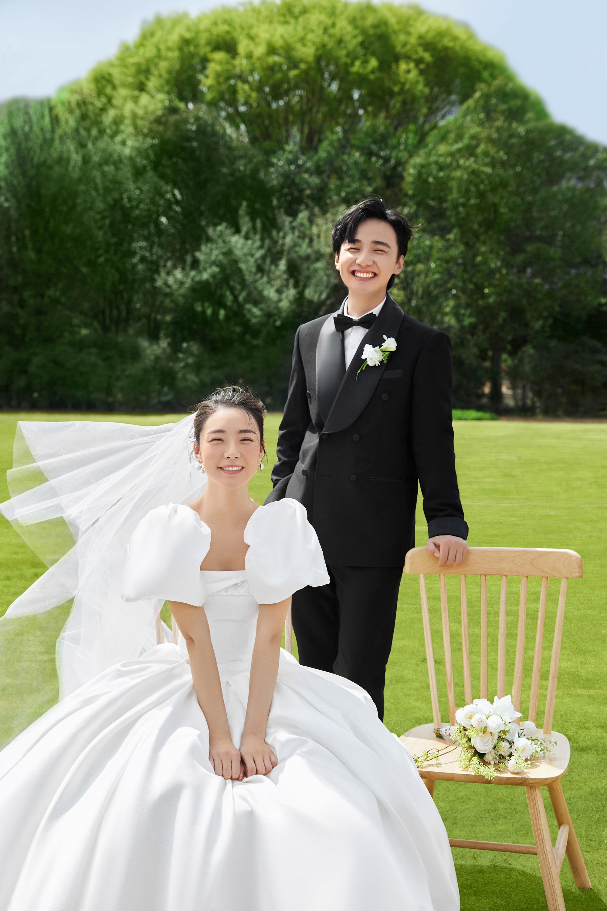 白纱森系草坪婚纱照