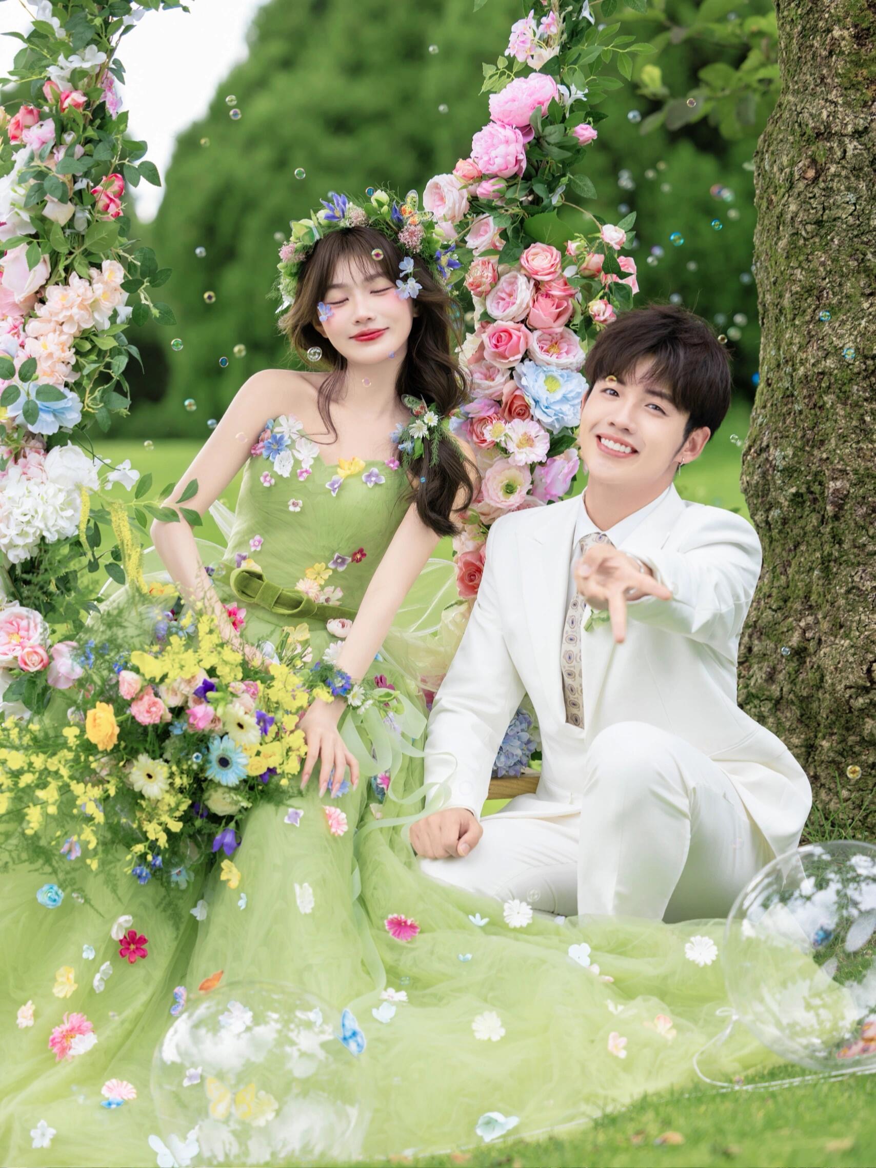 绿色婚纱森系草坪婚纱摄影