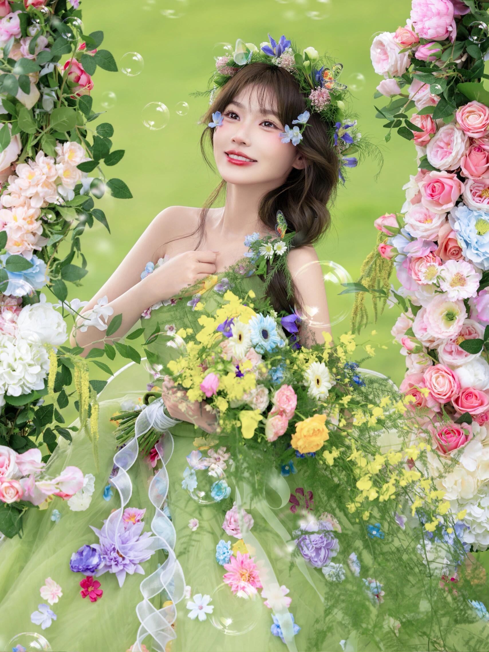 绿色婚纱森系草坪婚纱摄影