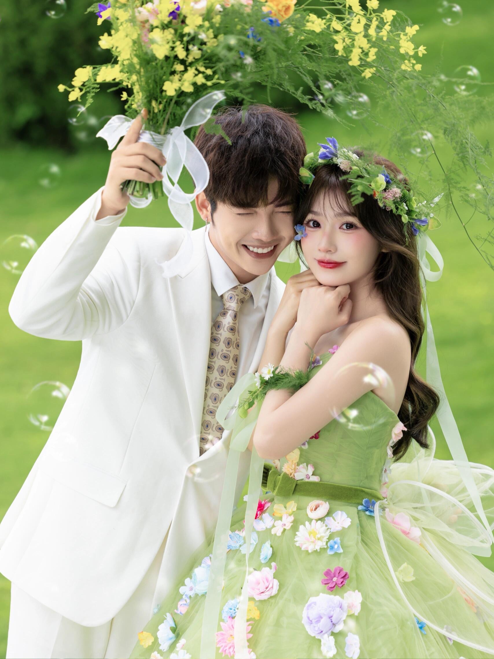 绿色婚纱森系草坪婚纱摄影
