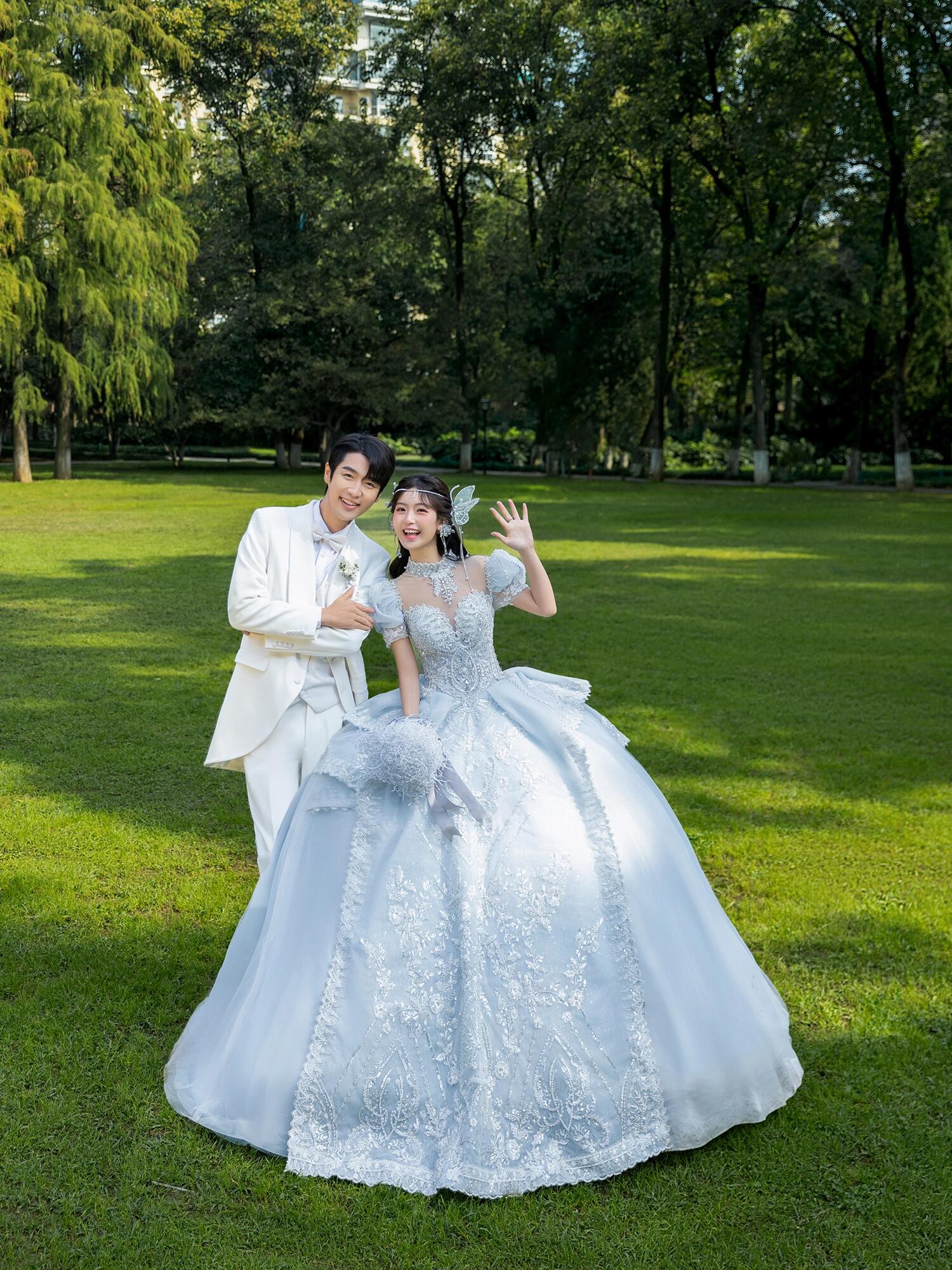 公主精灵森系草坪婚纱照