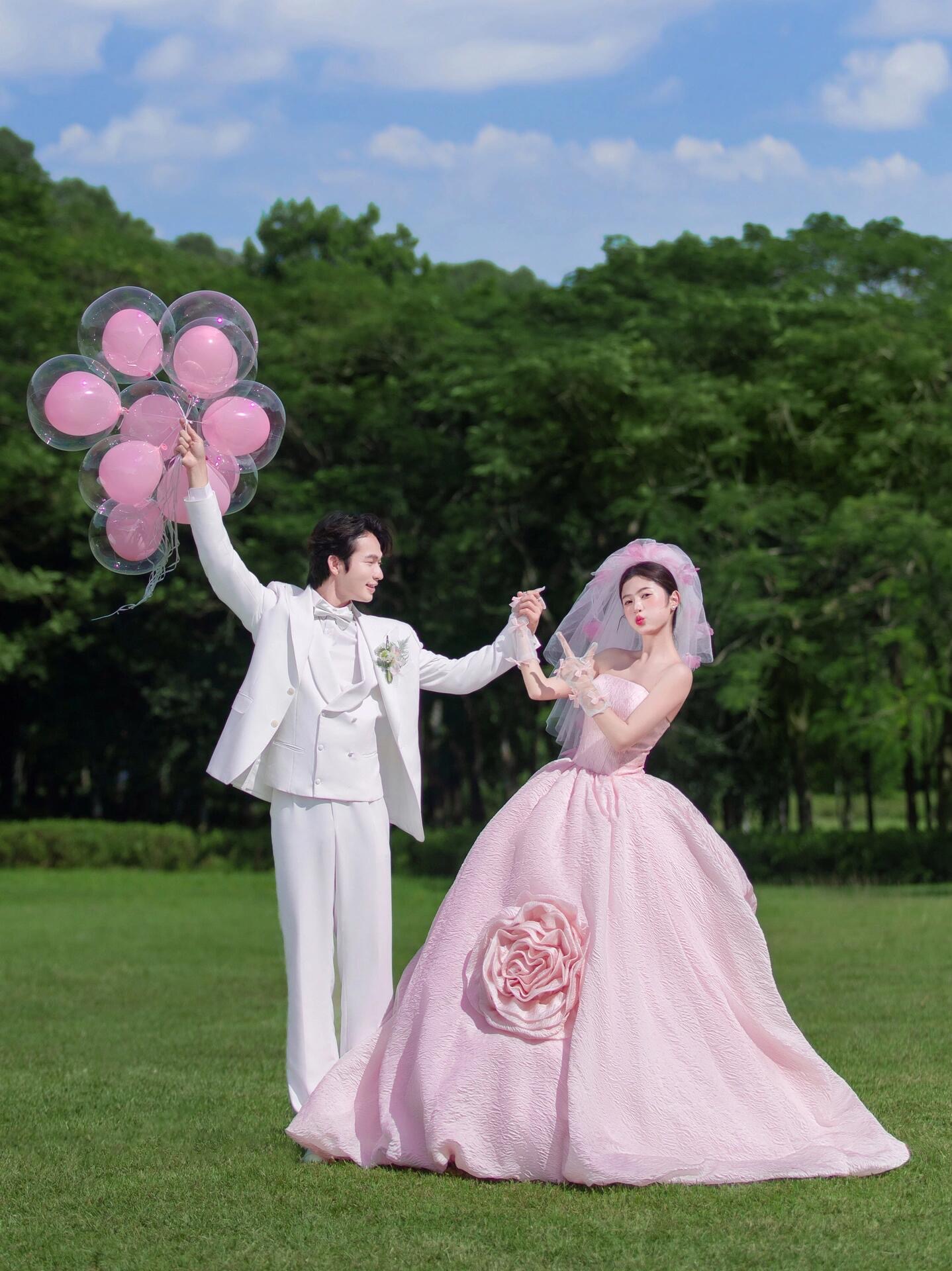 粉色礼服森系草坪婚纱照