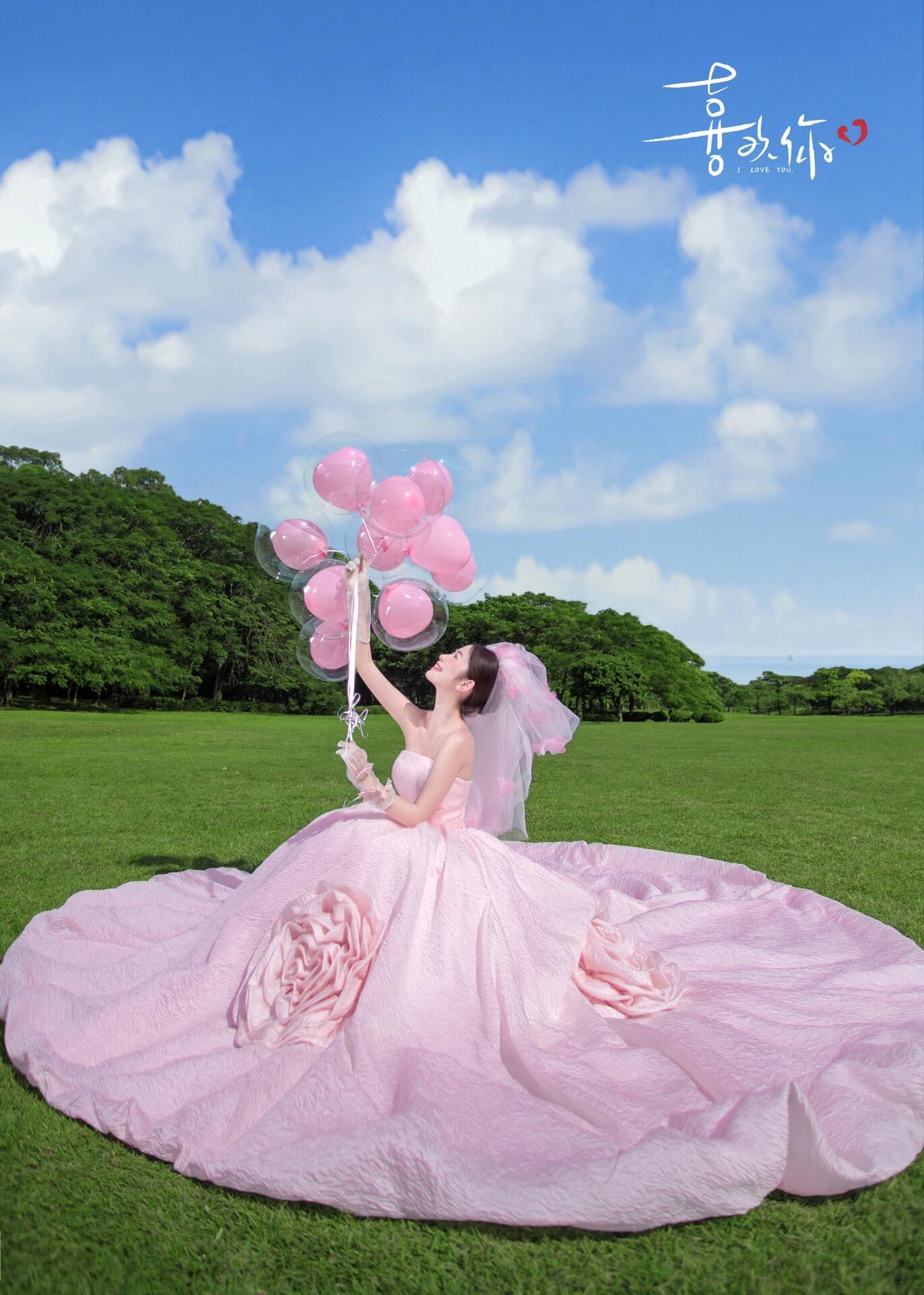 粉色礼服森系草坪婚纱照