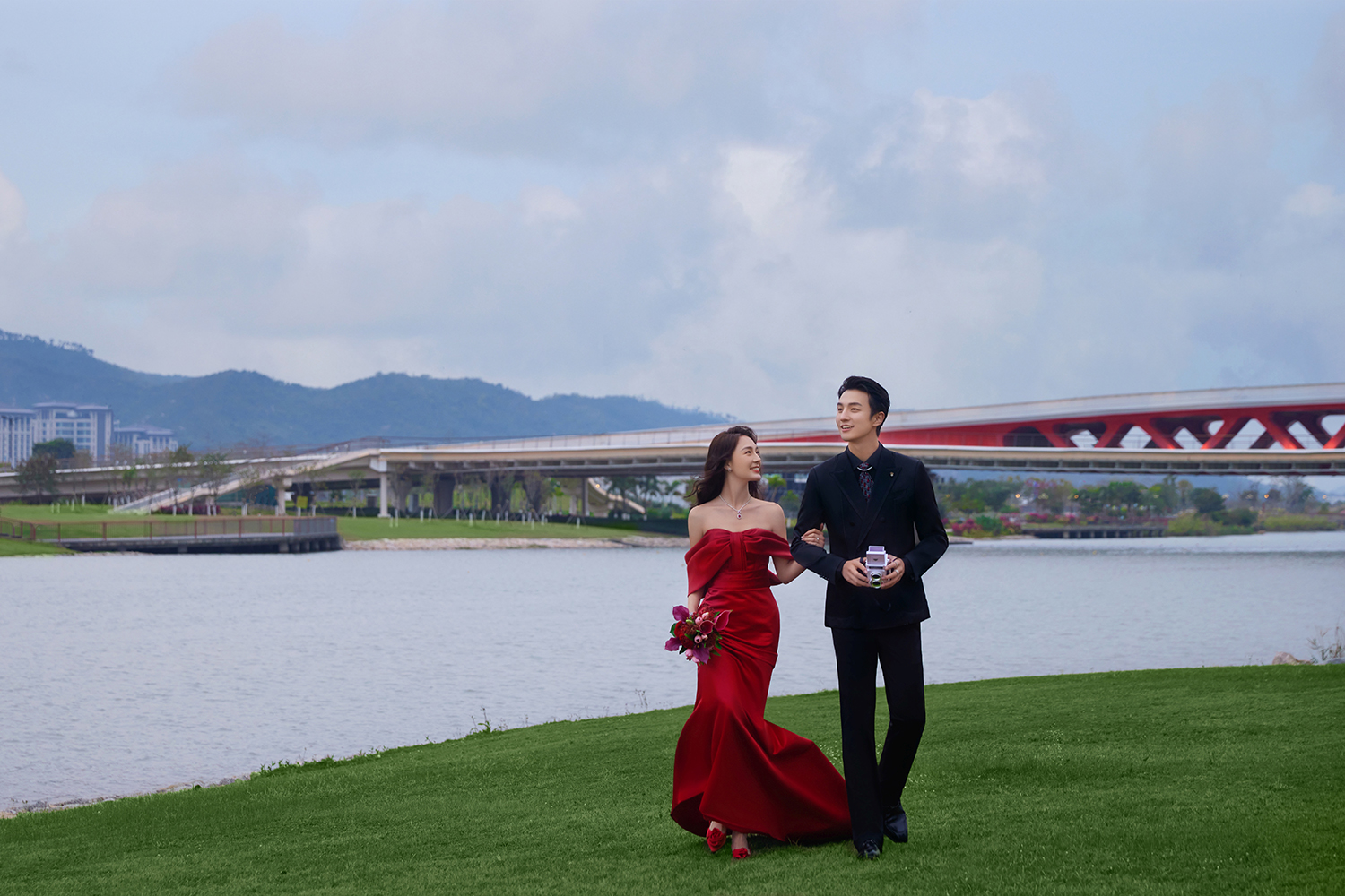 天沐河森系湖泊婚纱照