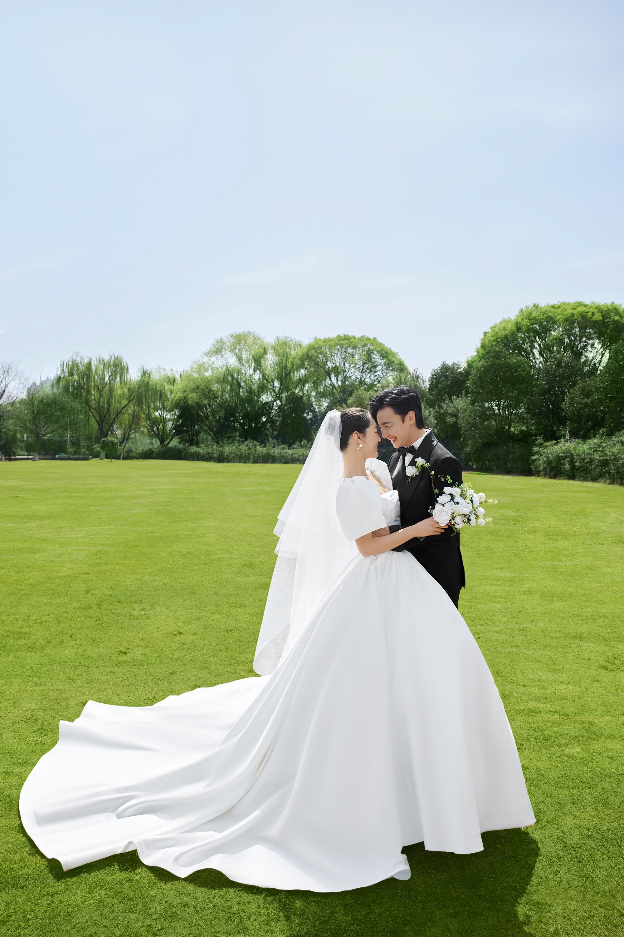 白纱森系草坪婚纱照