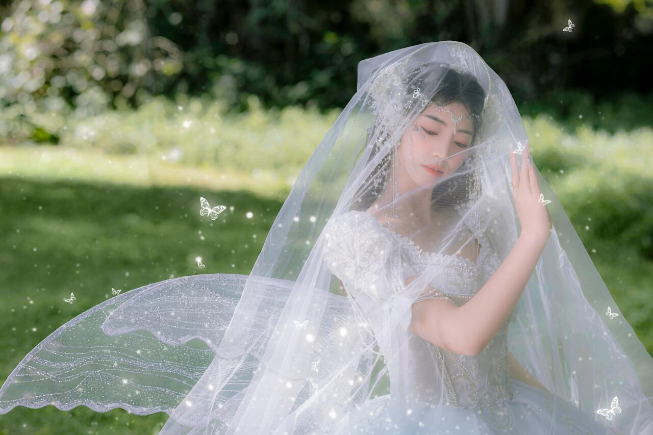 公主精灵森系草坪婚纱照