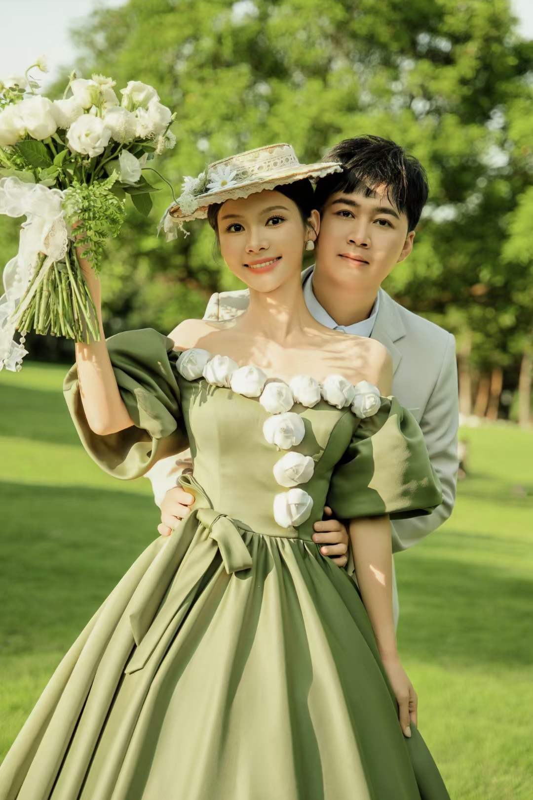 法式油画复古森系草坪婚纱照