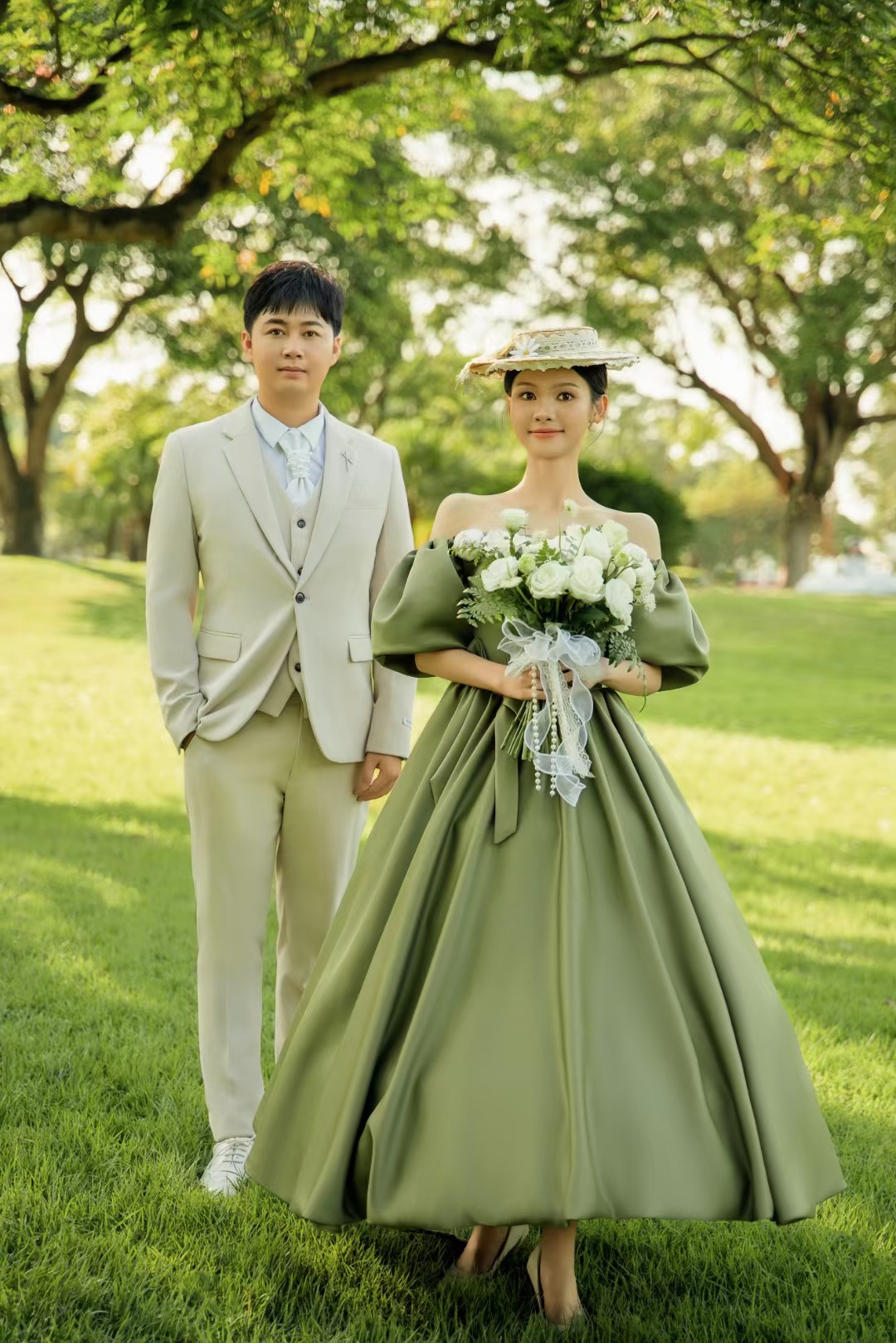 法式油画复古森系草坪婚纱照