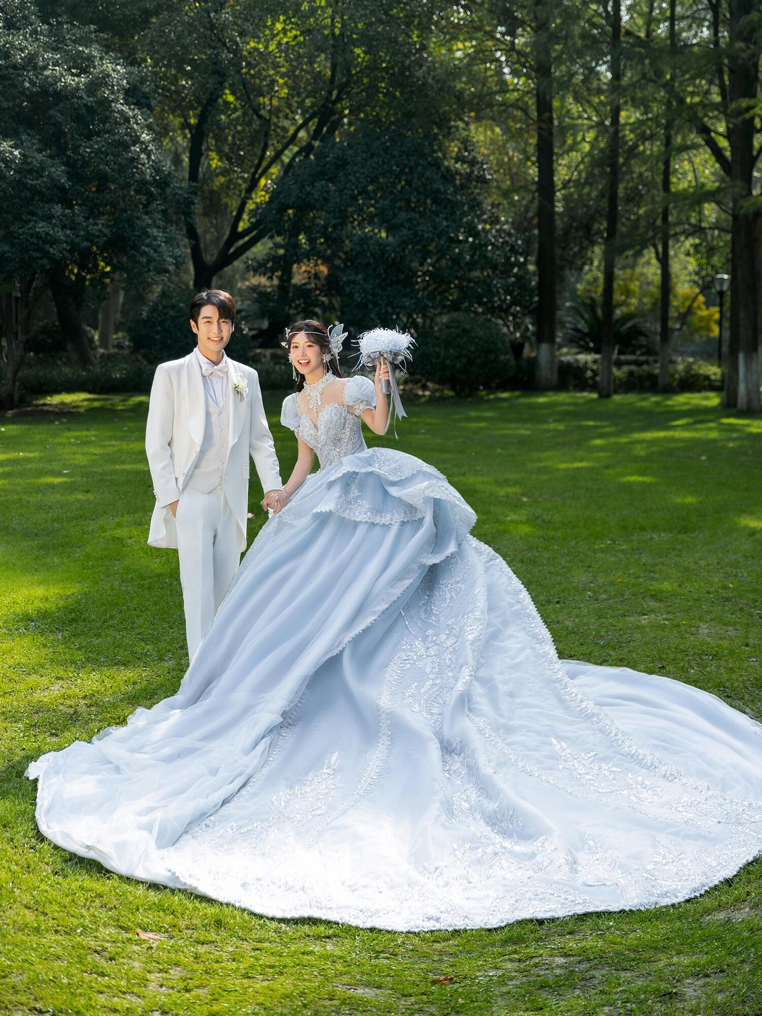 公主精灵森系草坪婚纱照