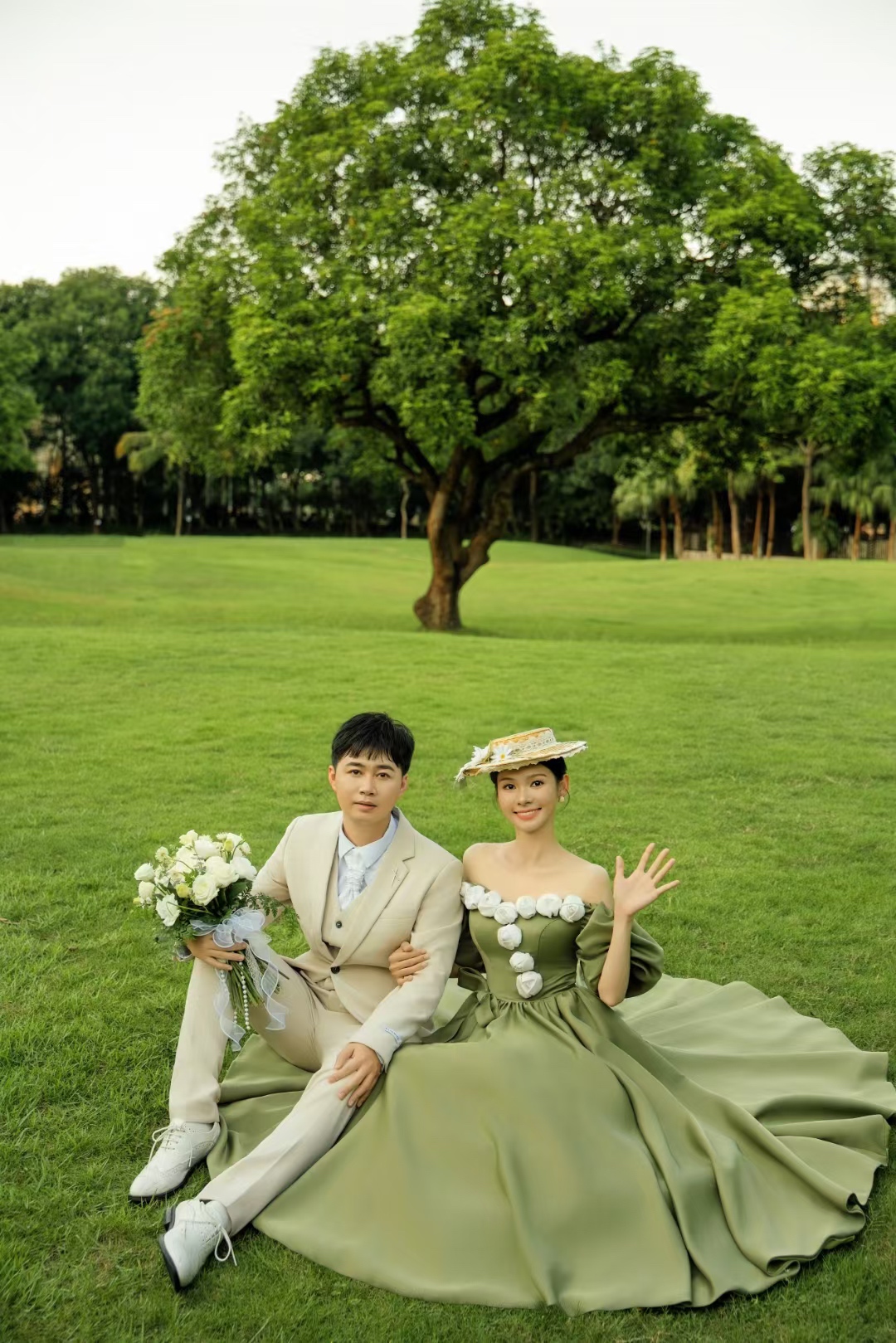 法式油画复古森系草坪婚纱照
