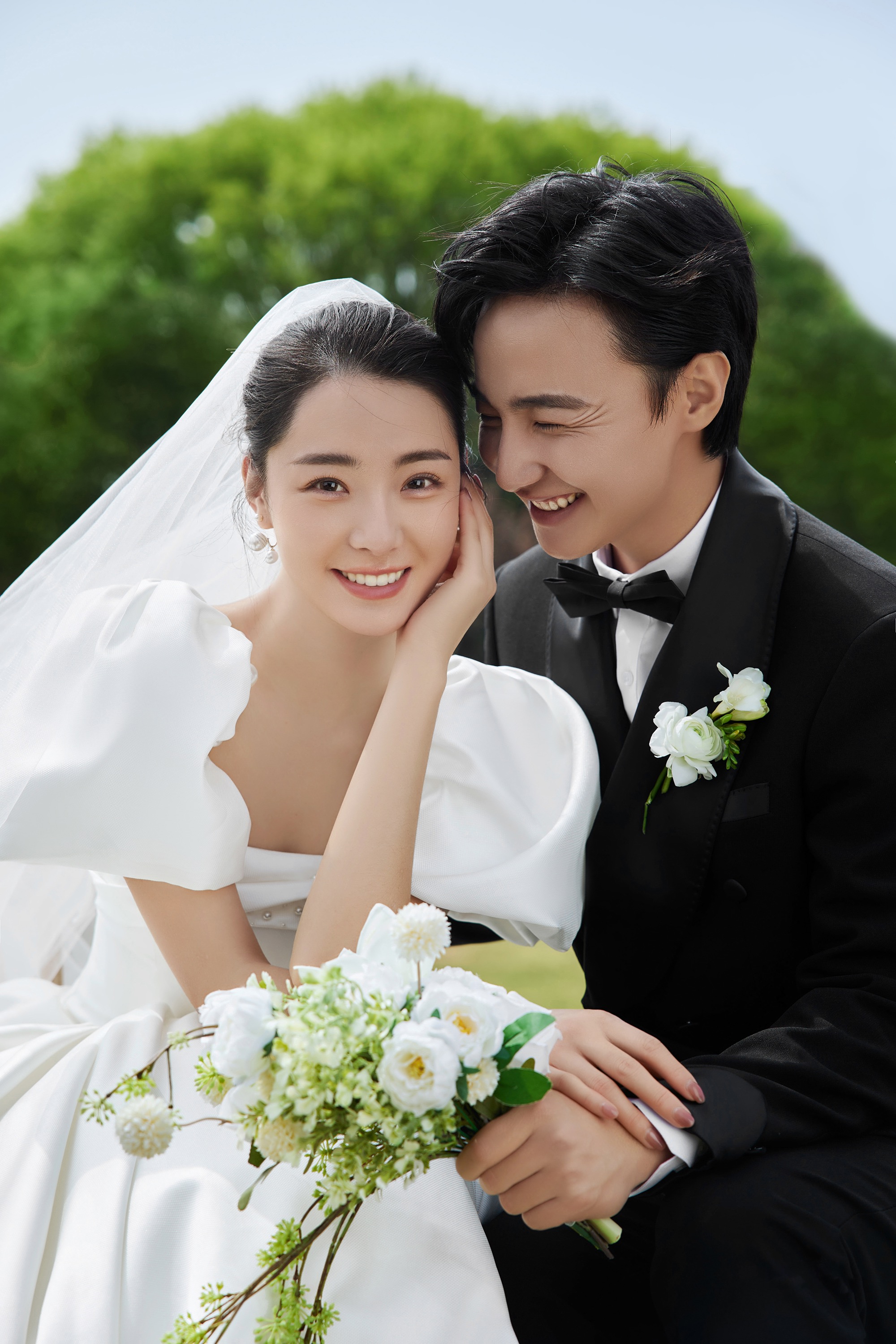 白纱森系草坪婚纱照