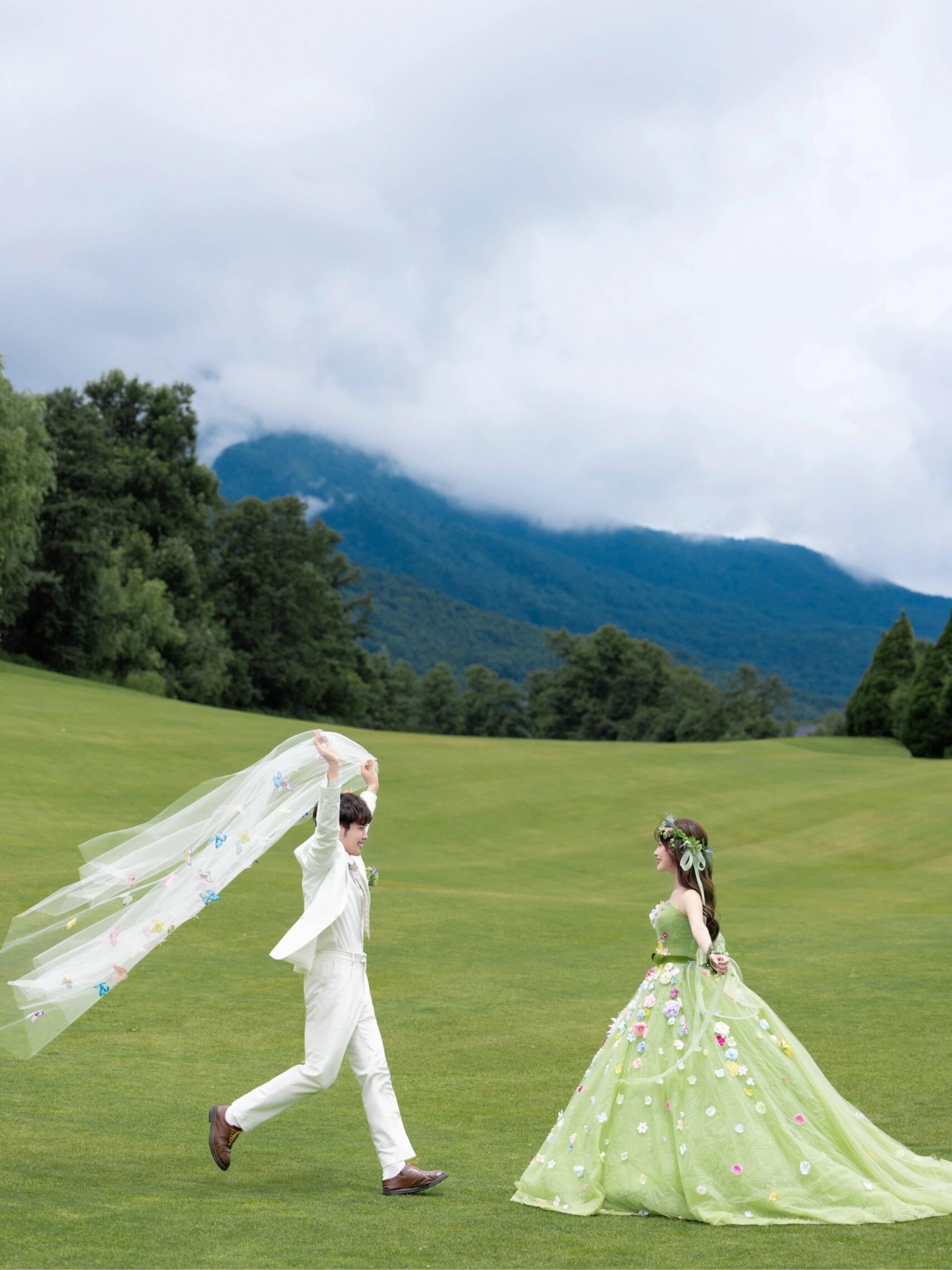 绿色婚纱森系草坪婚纱摄影