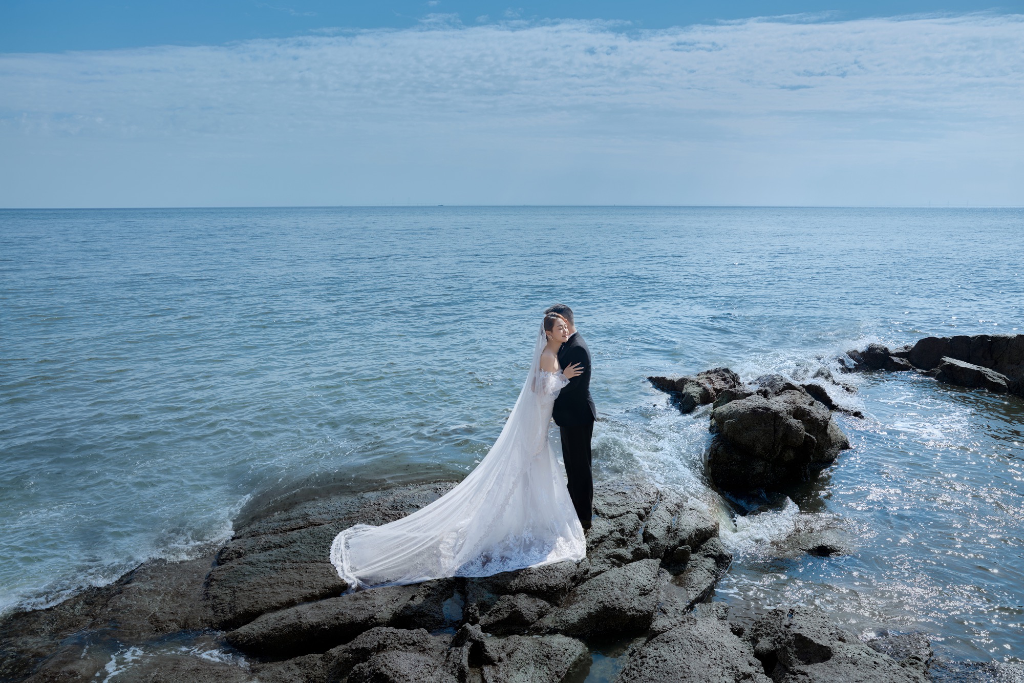 白沙滩海景礁石沙滩婚纱照