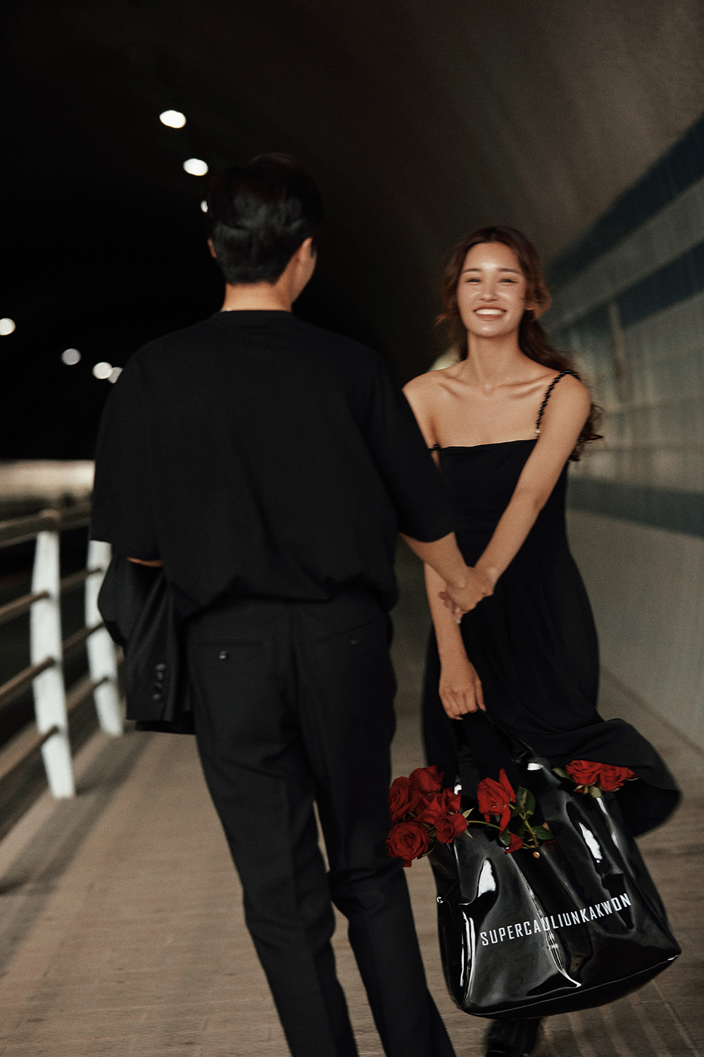 电影感隧道街拍婚纱照