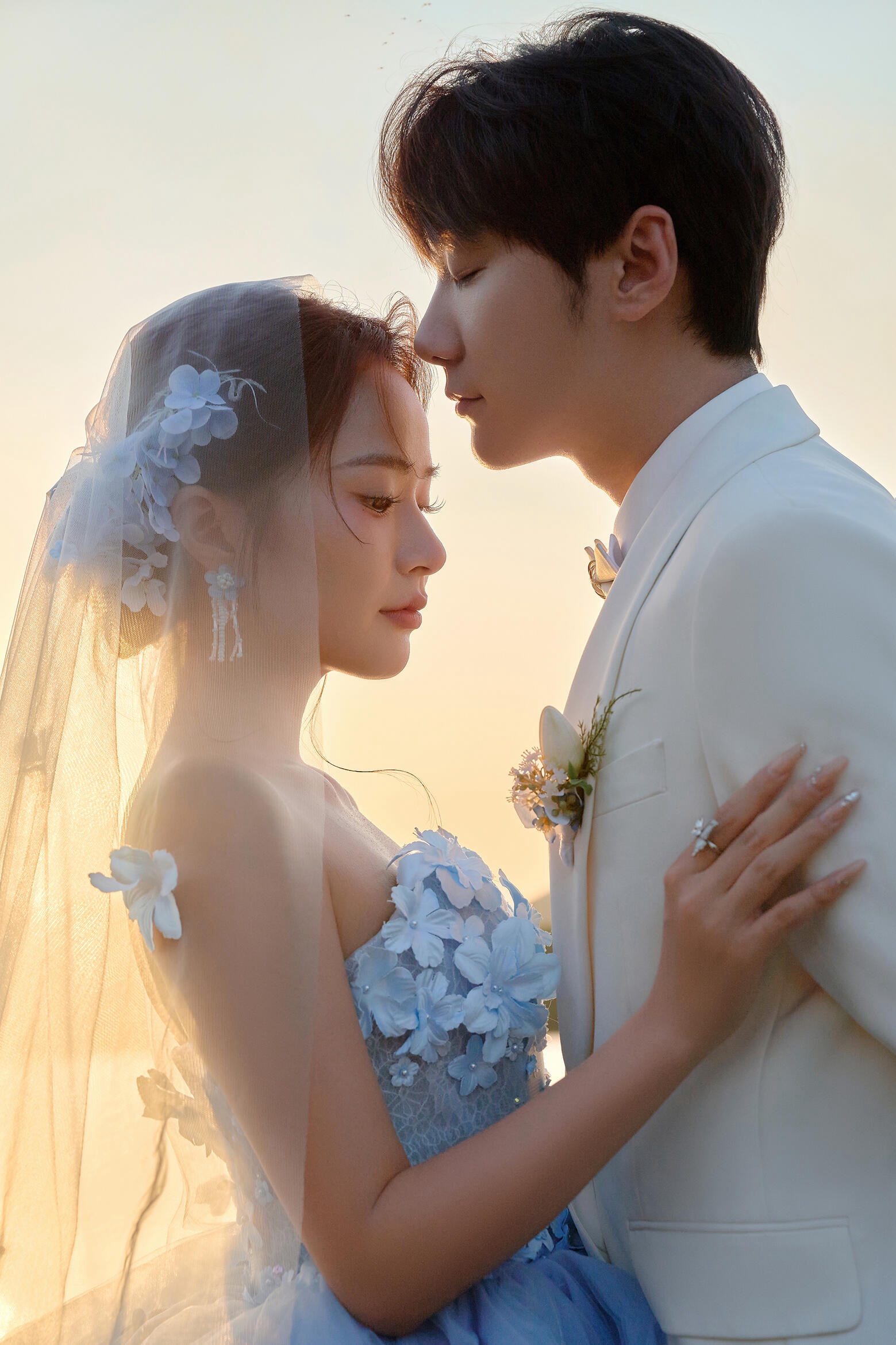 蓝色婚纱夕阳森系草坪婚纱照