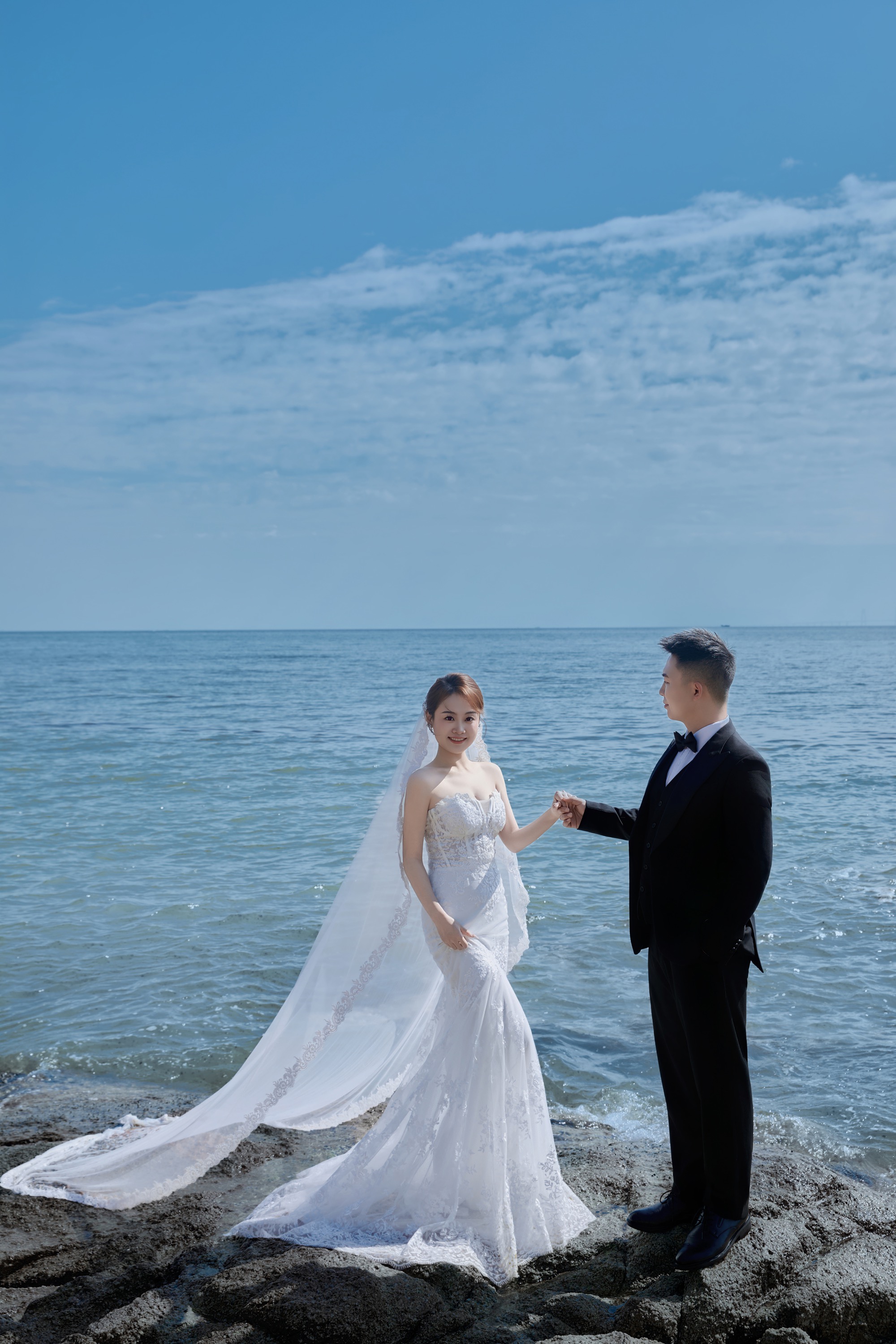 白沙滩海景礁石沙滩婚纱照