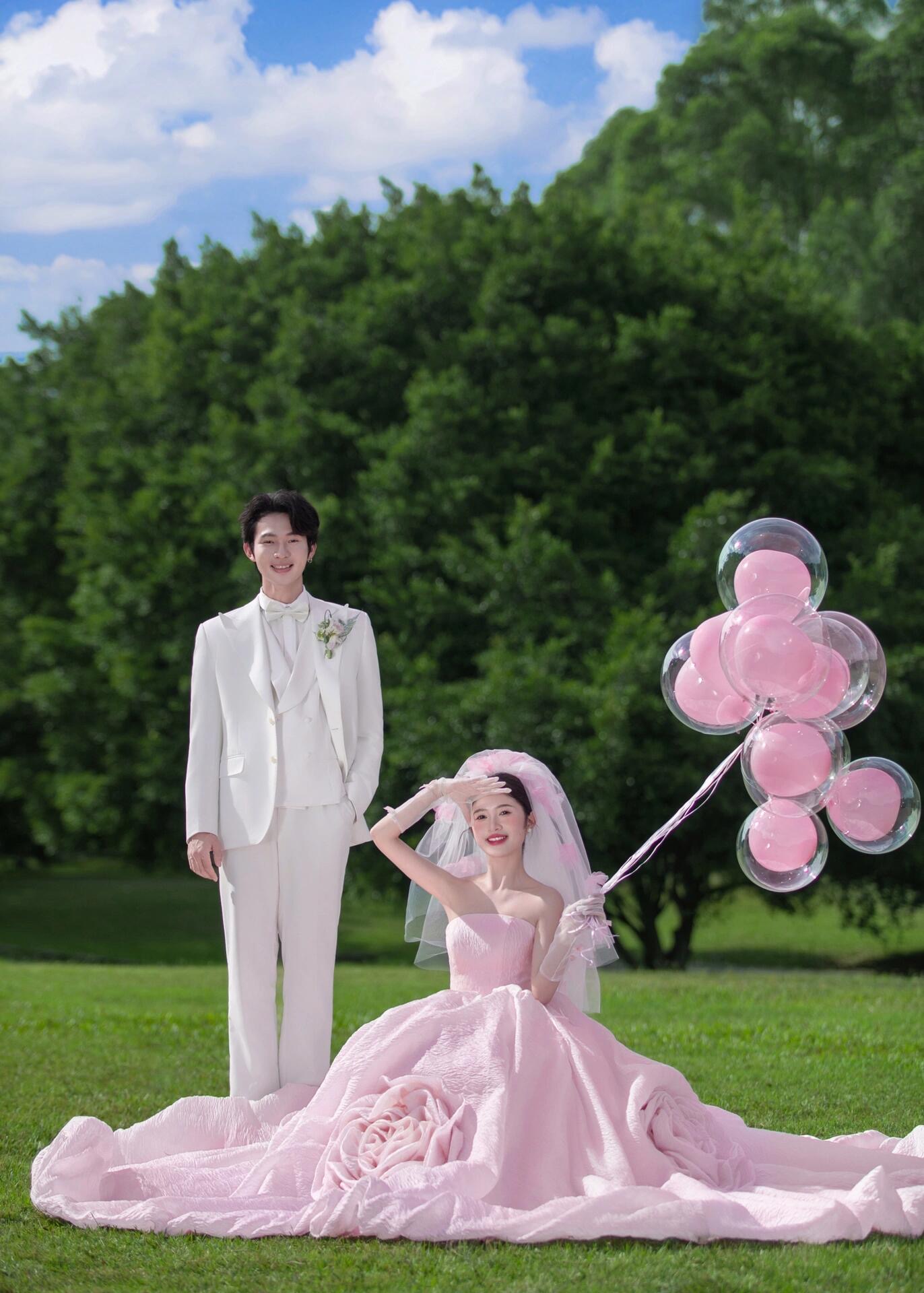 粉色礼服森系草坪婚纱照