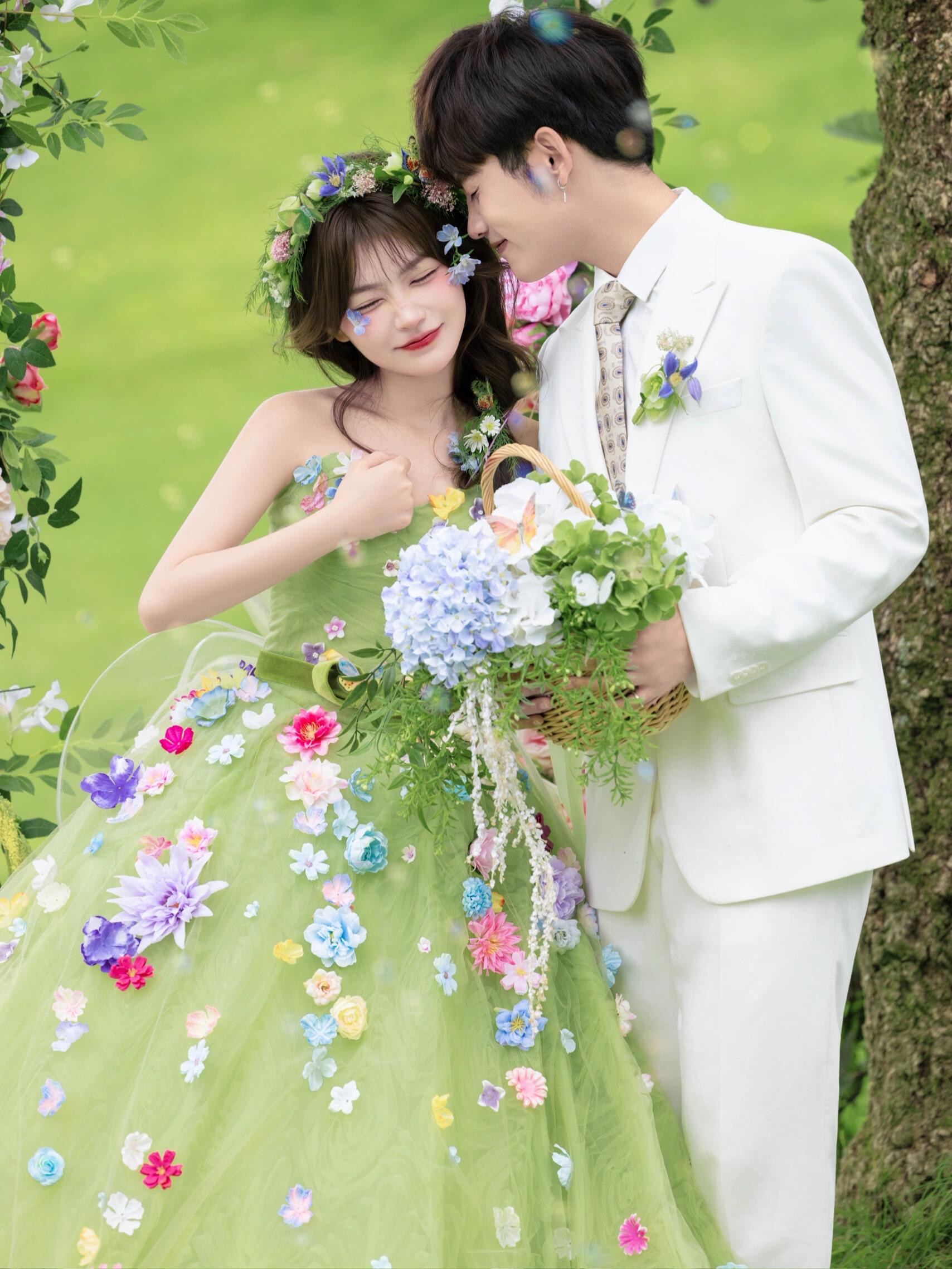 绿色婚纱森系草坪婚纱摄影