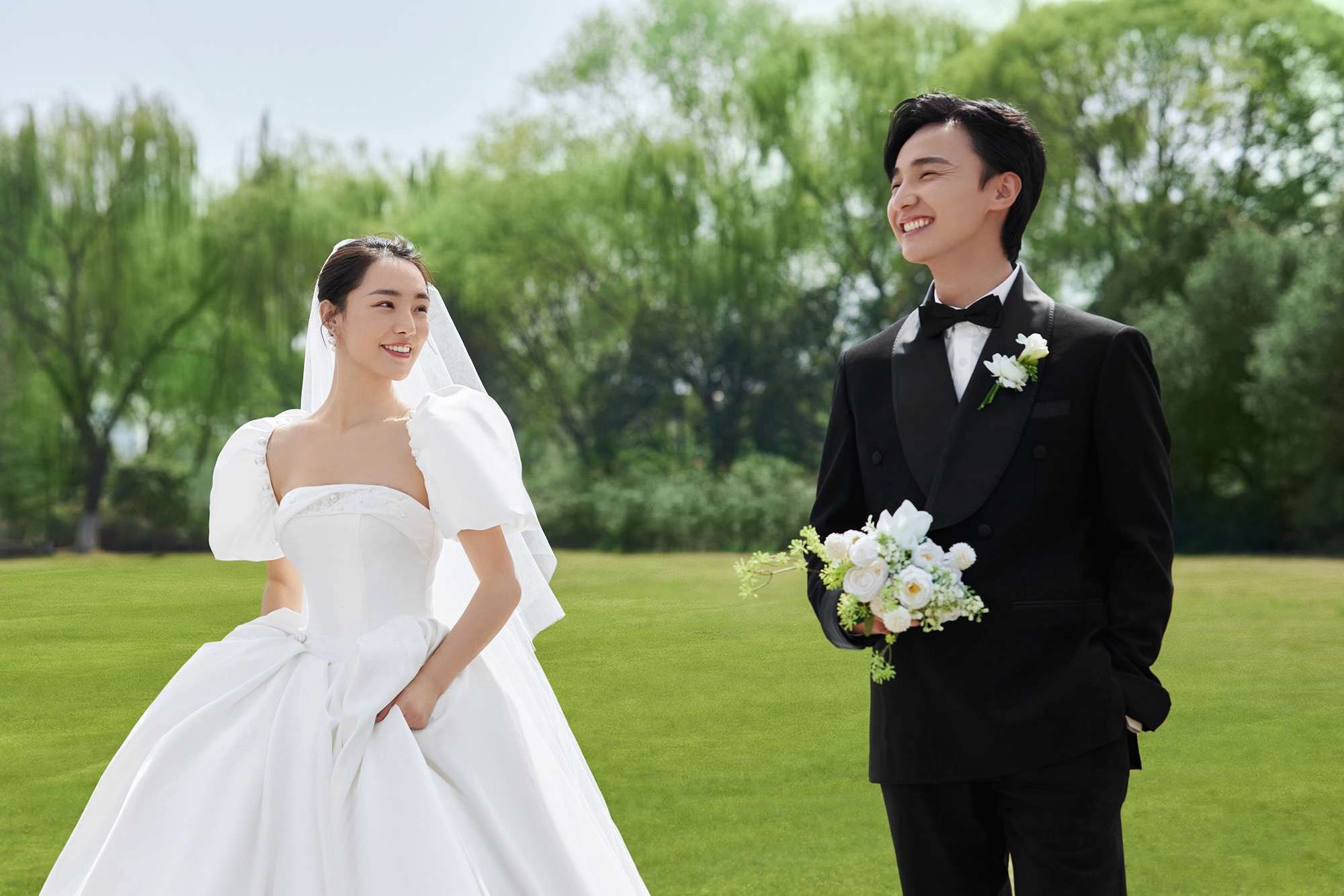 白纱森系草坪婚纱照