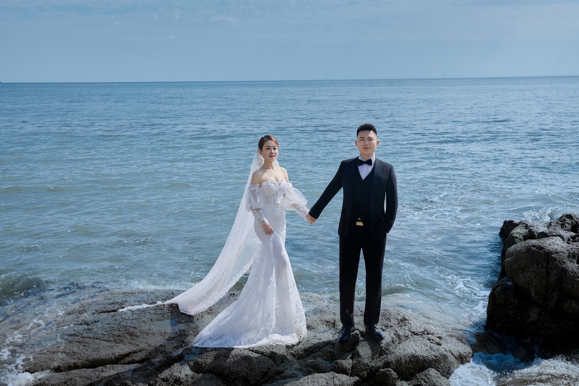 白沙滩海景礁石沙滩婚纱照
