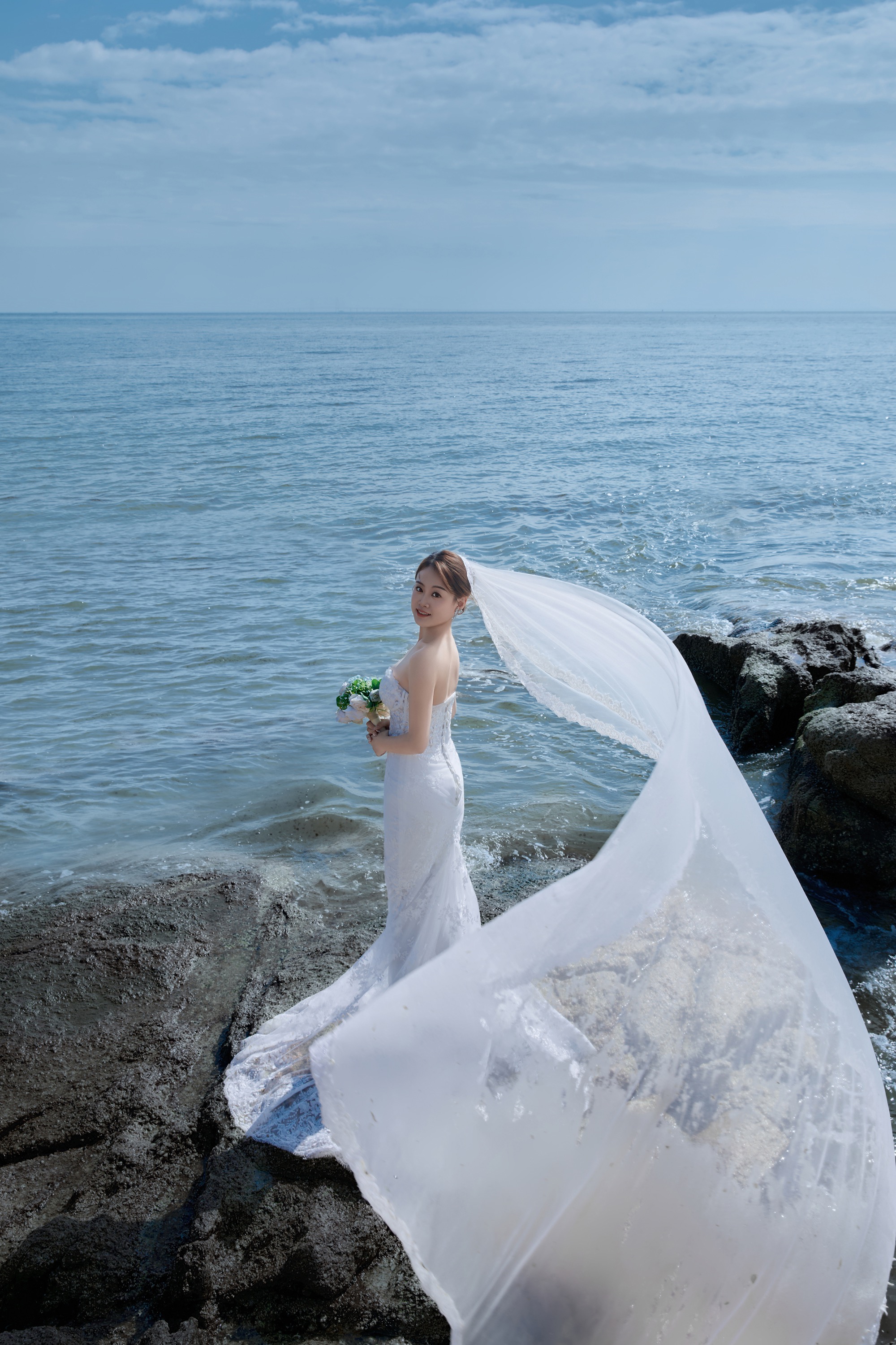白沙滩海景礁石沙滩婚纱照