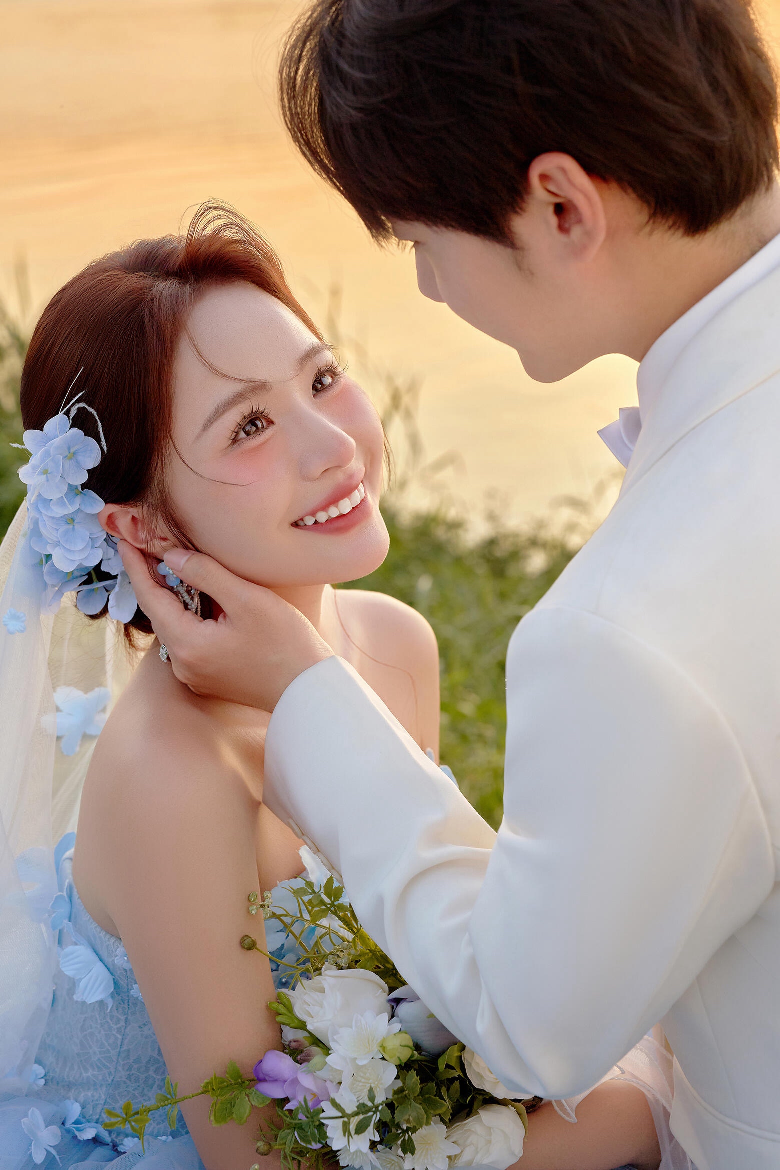 蓝色婚纱夕阳森系草坪婚纱照