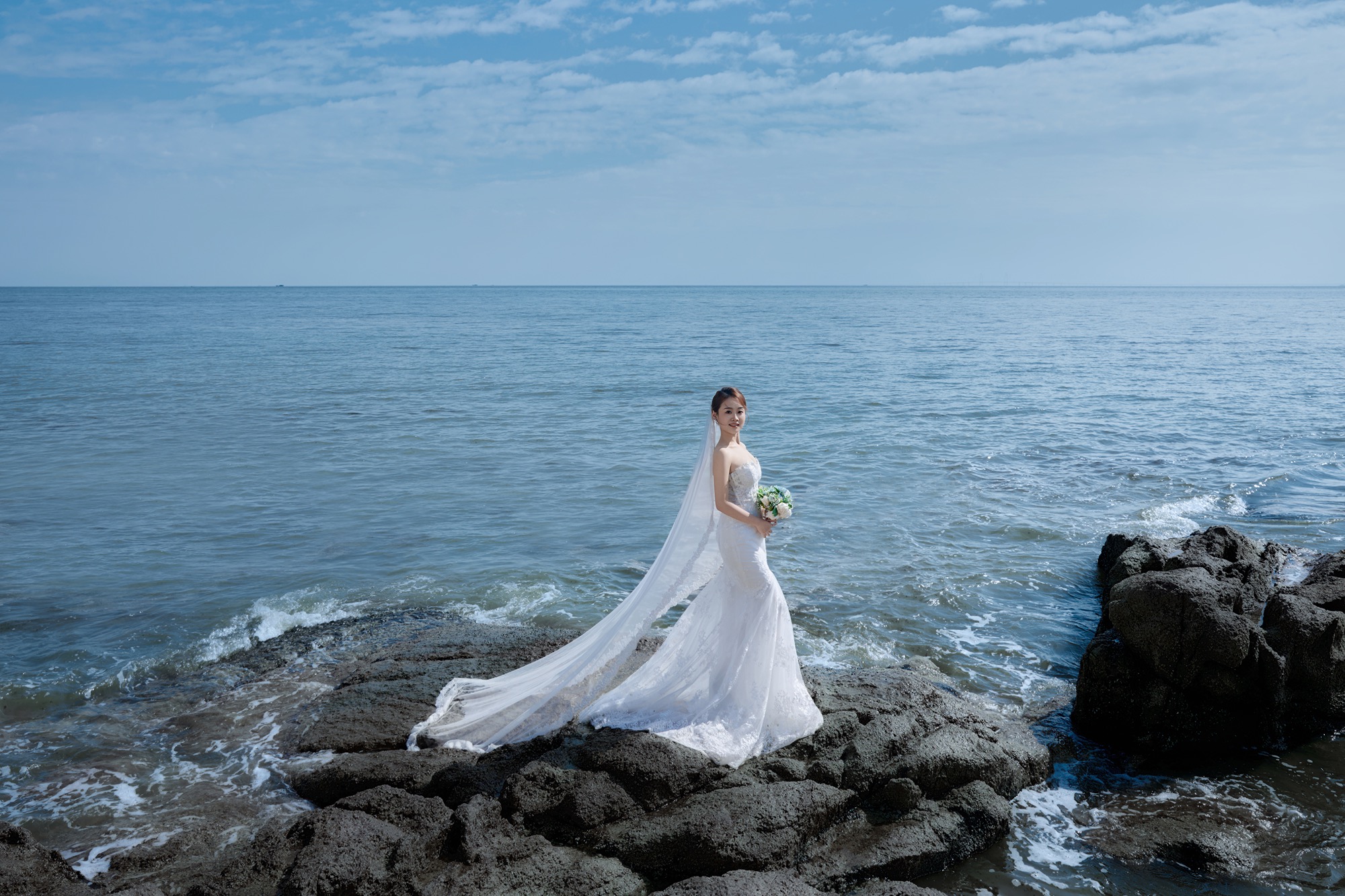 白沙滩海景礁石沙滩婚纱照