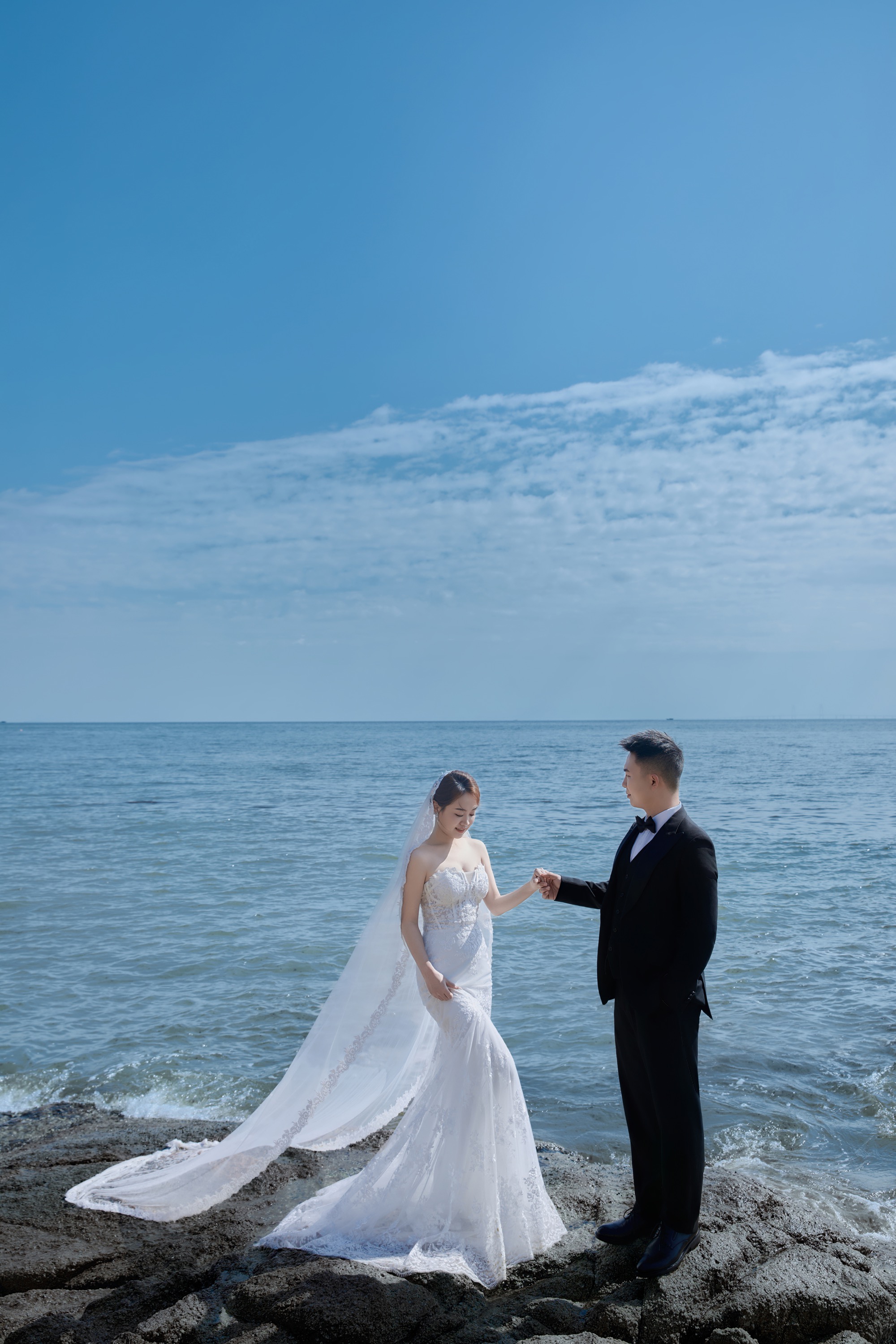 白沙滩海景礁石沙滩婚纱照