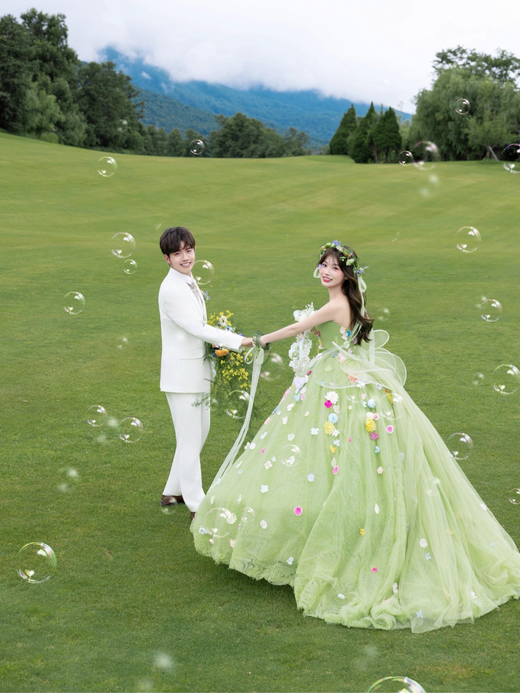 绿色婚纱森系草坪婚纱摄影