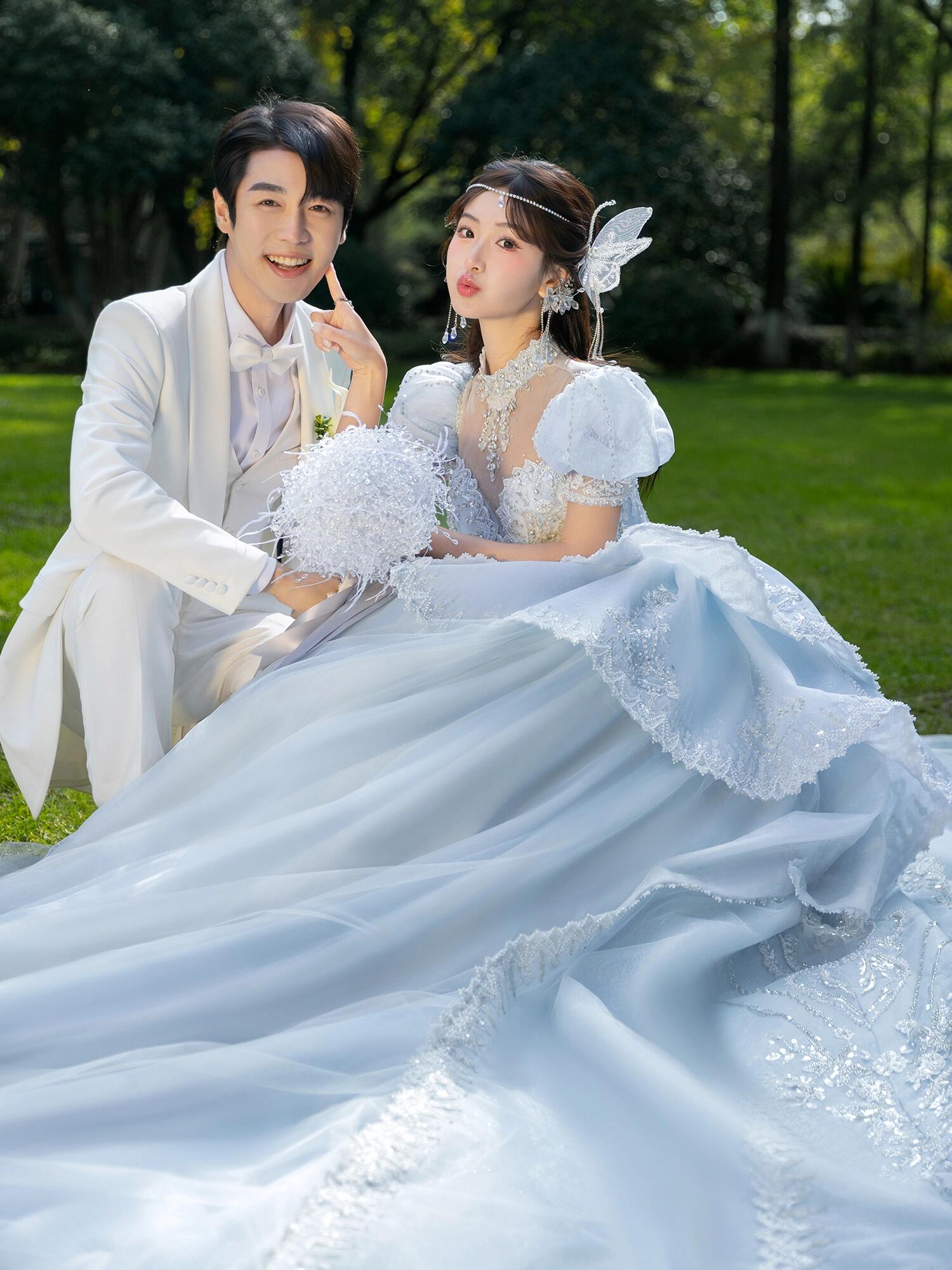 公主精灵森系草坪婚纱照