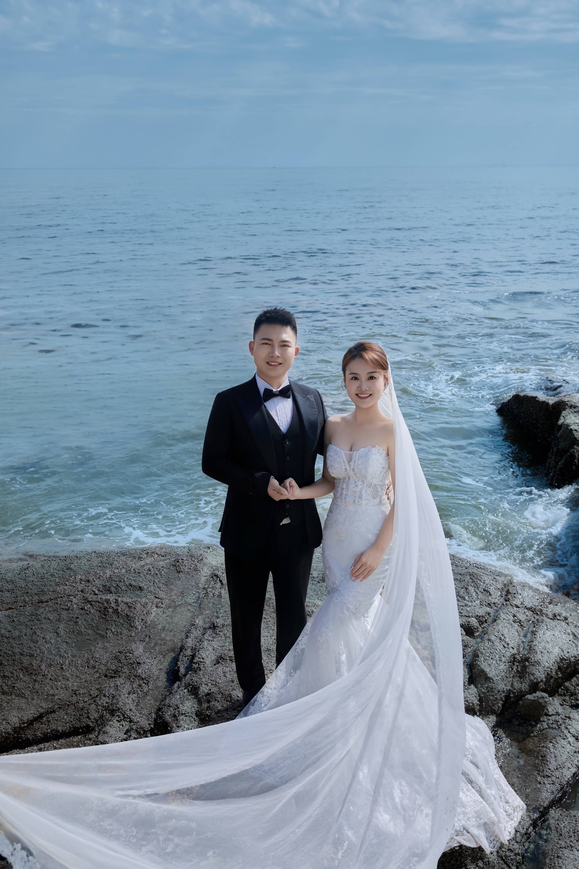 白沙滩海景礁石沙滩婚纱照