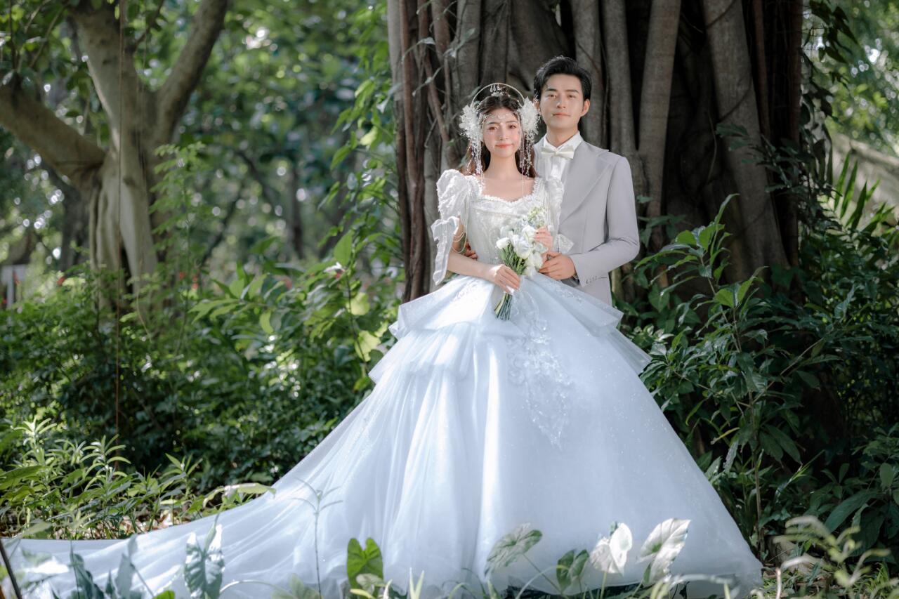 公主精灵森系草坪婚纱照