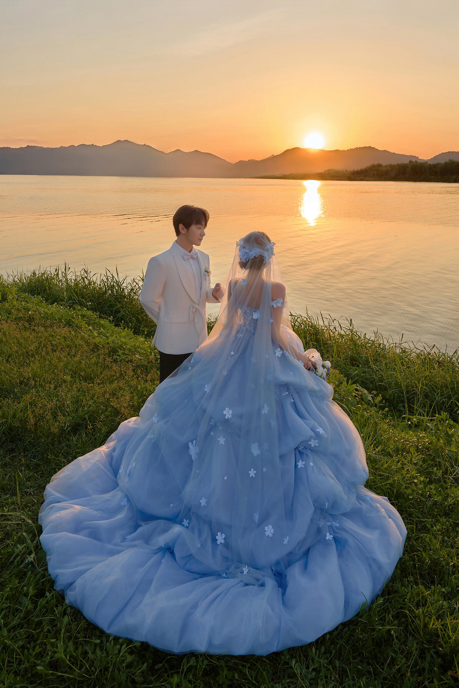 蓝色婚纱夕阳森系草坪婚纱照