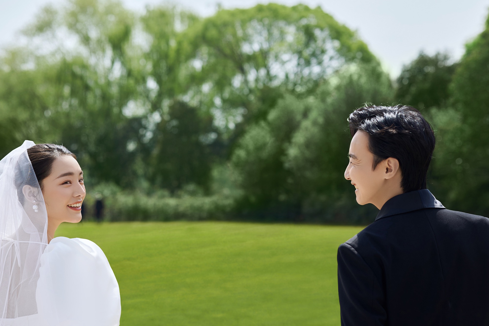 白纱森系草坪婚纱照