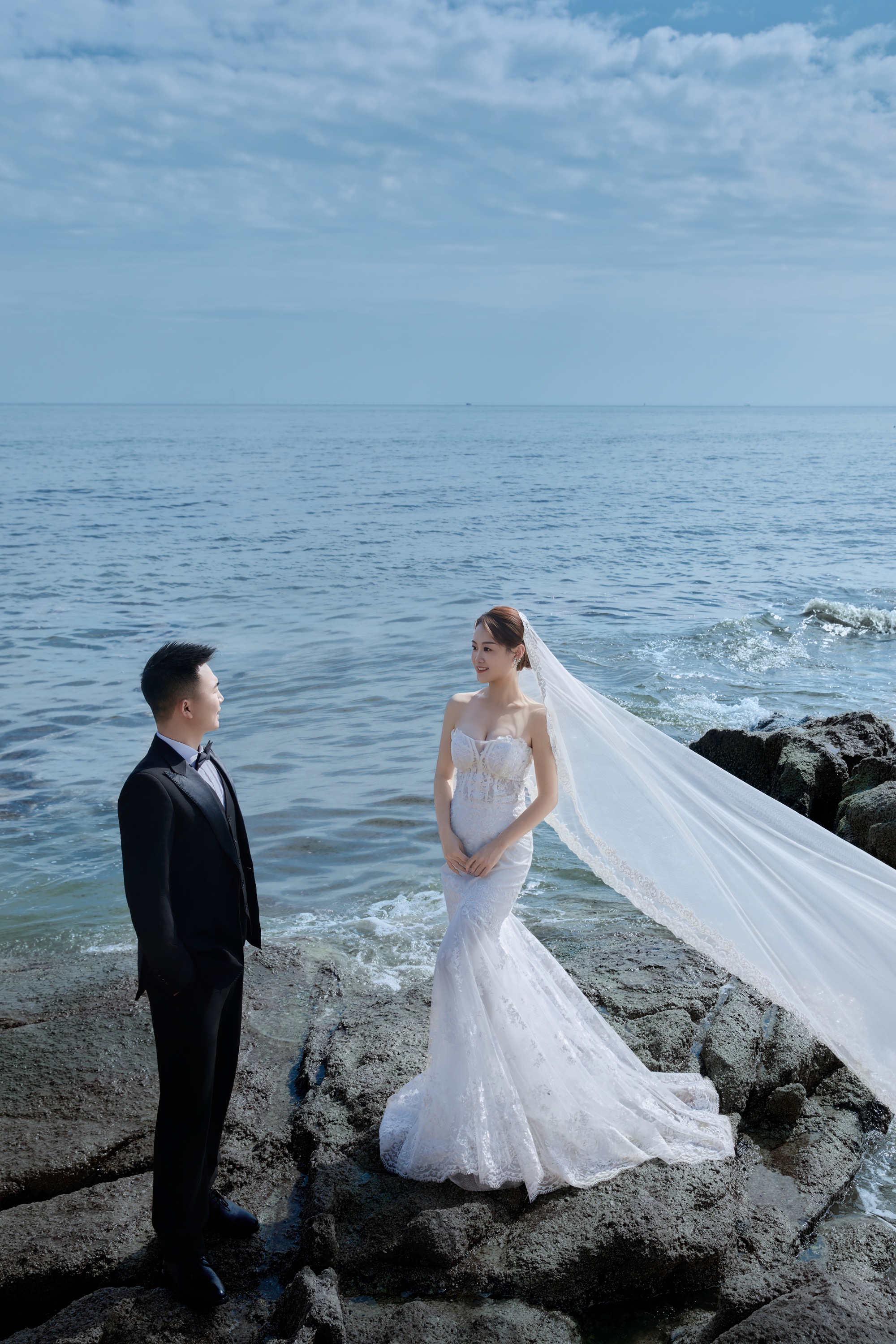 白沙滩海景礁石沙滩婚纱照