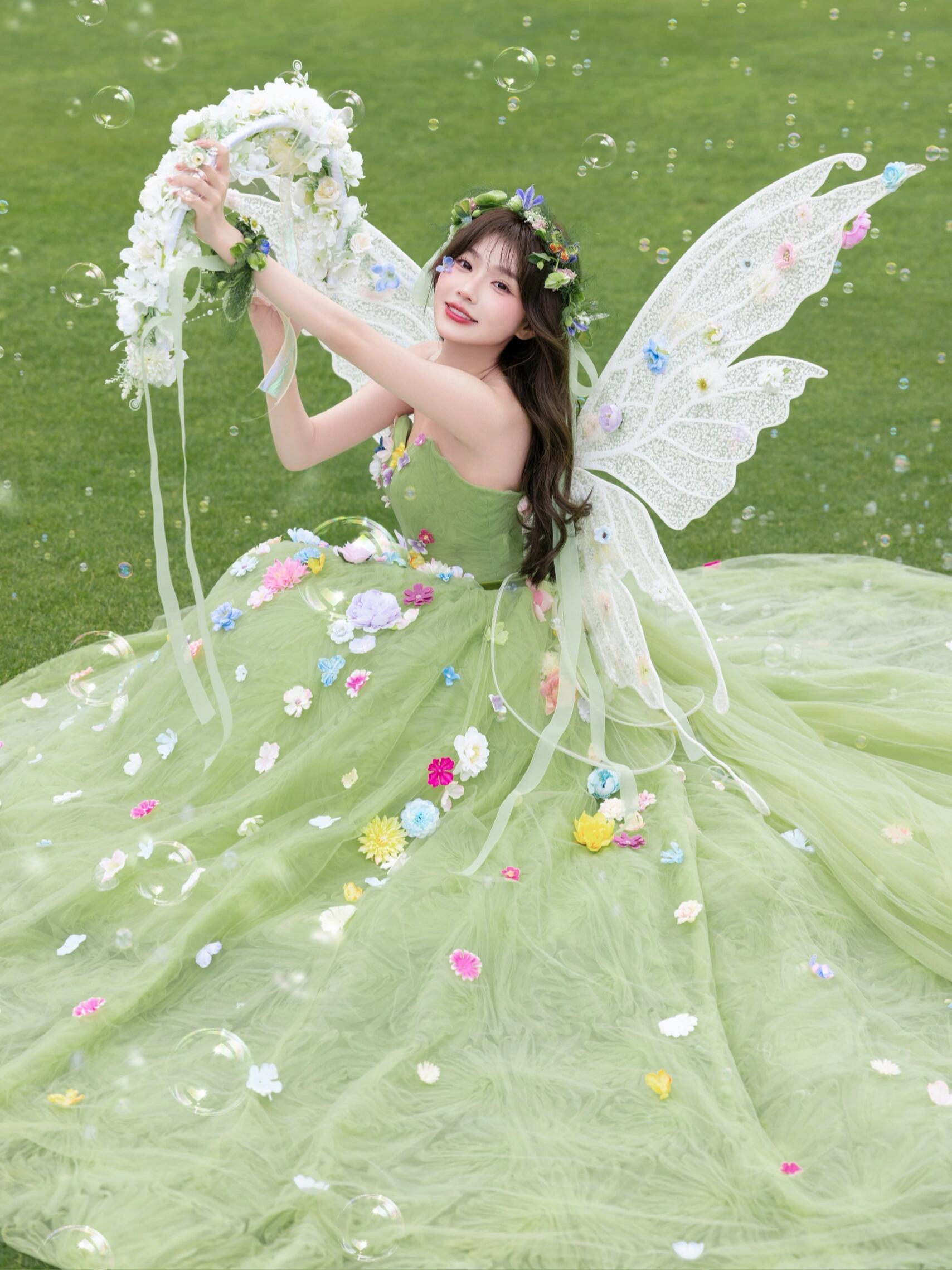 绿色婚纱森系草坪婚纱摄影