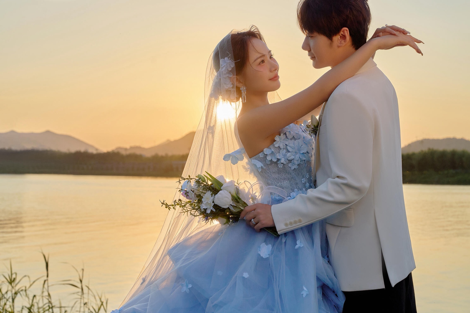 蓝色婚纱夕阳森系草坪婚纱照